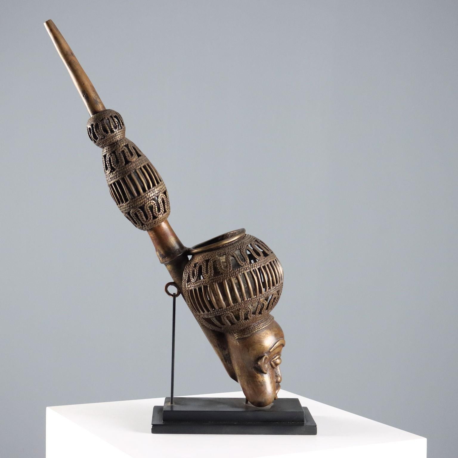 Pipa Reale in Bronzo Arte Bamun Camerun Africa Terzo Quarto del XX Secolo in vendita 1