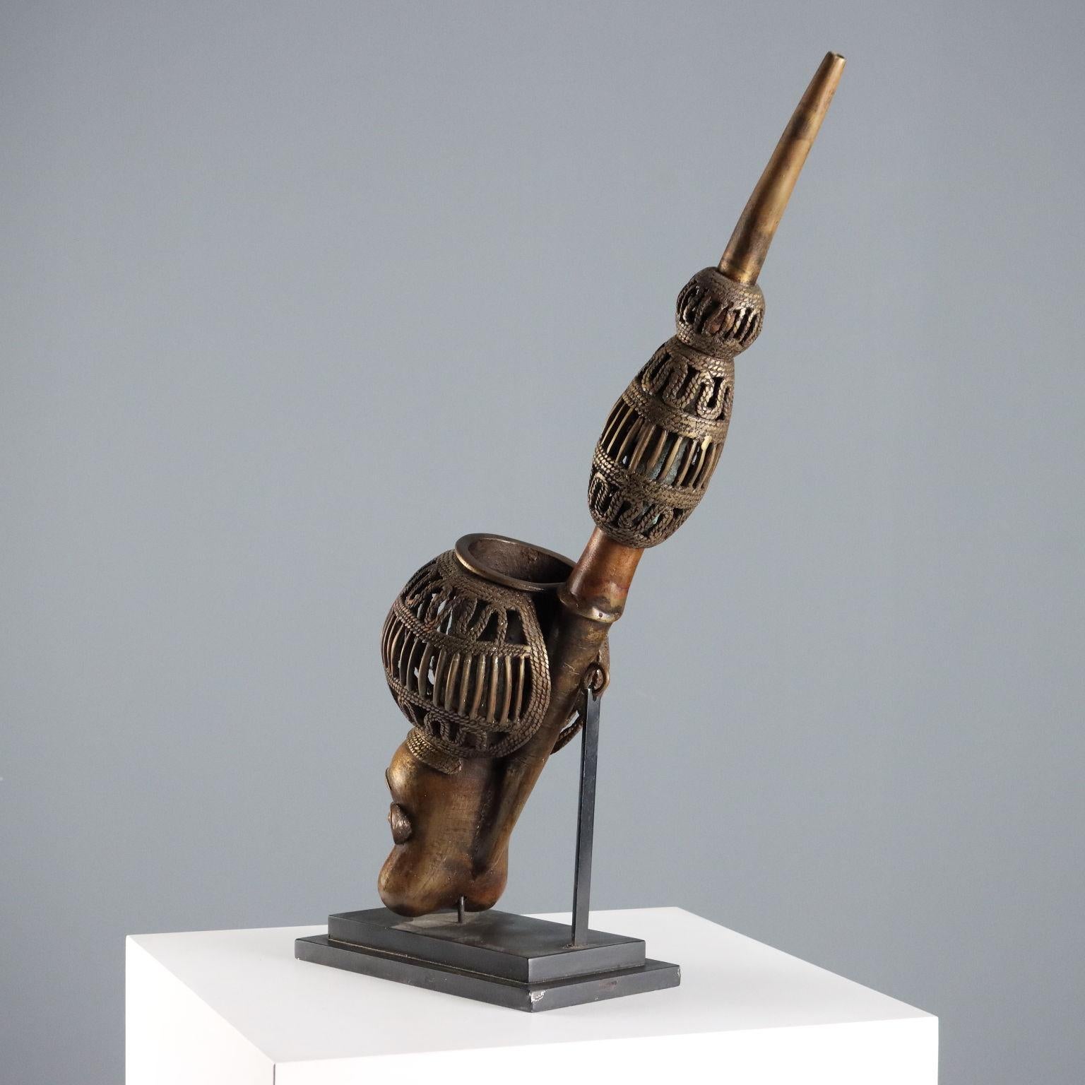 Pipa Reale in Bronzo Arte Bamun Camerun Africa Terzo Quarto del XX Secolo in vendita 2