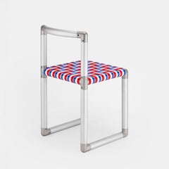 Chaise Pipe moderne avec cadre industriel en aluminium et argent et sangles colorées