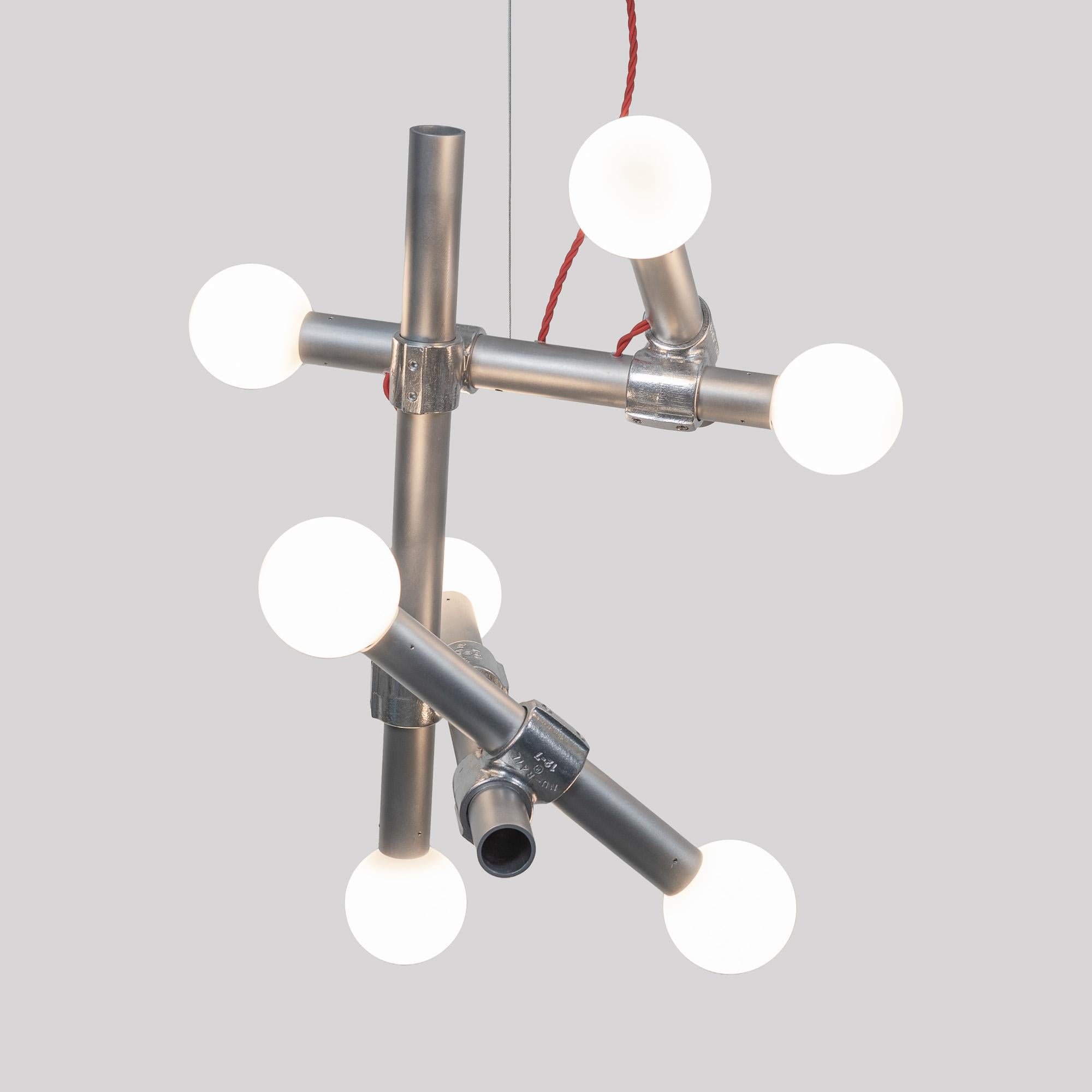 XXI secolo e contemporaneo Lampadario Pipe Dream 7A 24 pollici, alluminio satinato, vetro, industriale, personalizzabile in vendita