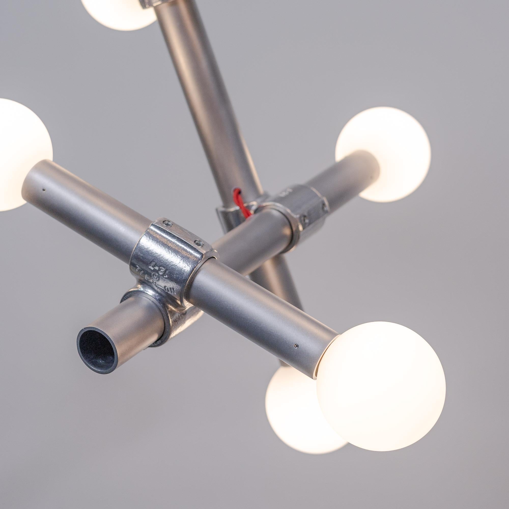 Lampadario Pipe Dream 7C 24 pollici, alluminio satinato, vetro, industriale, personalizzabile in vendita 1