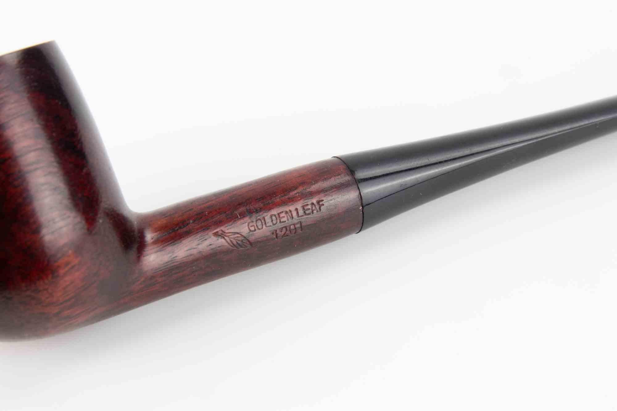 Una pipa da fumo diritta da biliardo realizzata in radica tinta di scuro con una superficie lucida e una finitura minimalista. La ciotola è liscia e presenta una ricca tonalità marrone-rossastra. Sul gambo c'è la scritta 