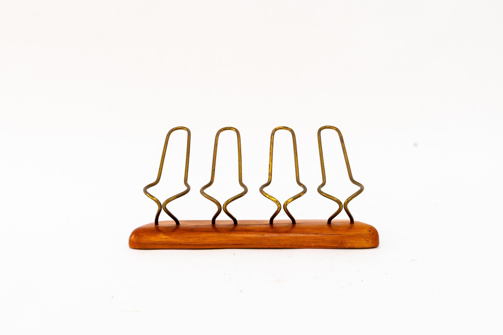 Pfeifenhalter für 4 Pfeifen mit Messing und Holz um 1960s
Ursprünglicher Zustand
