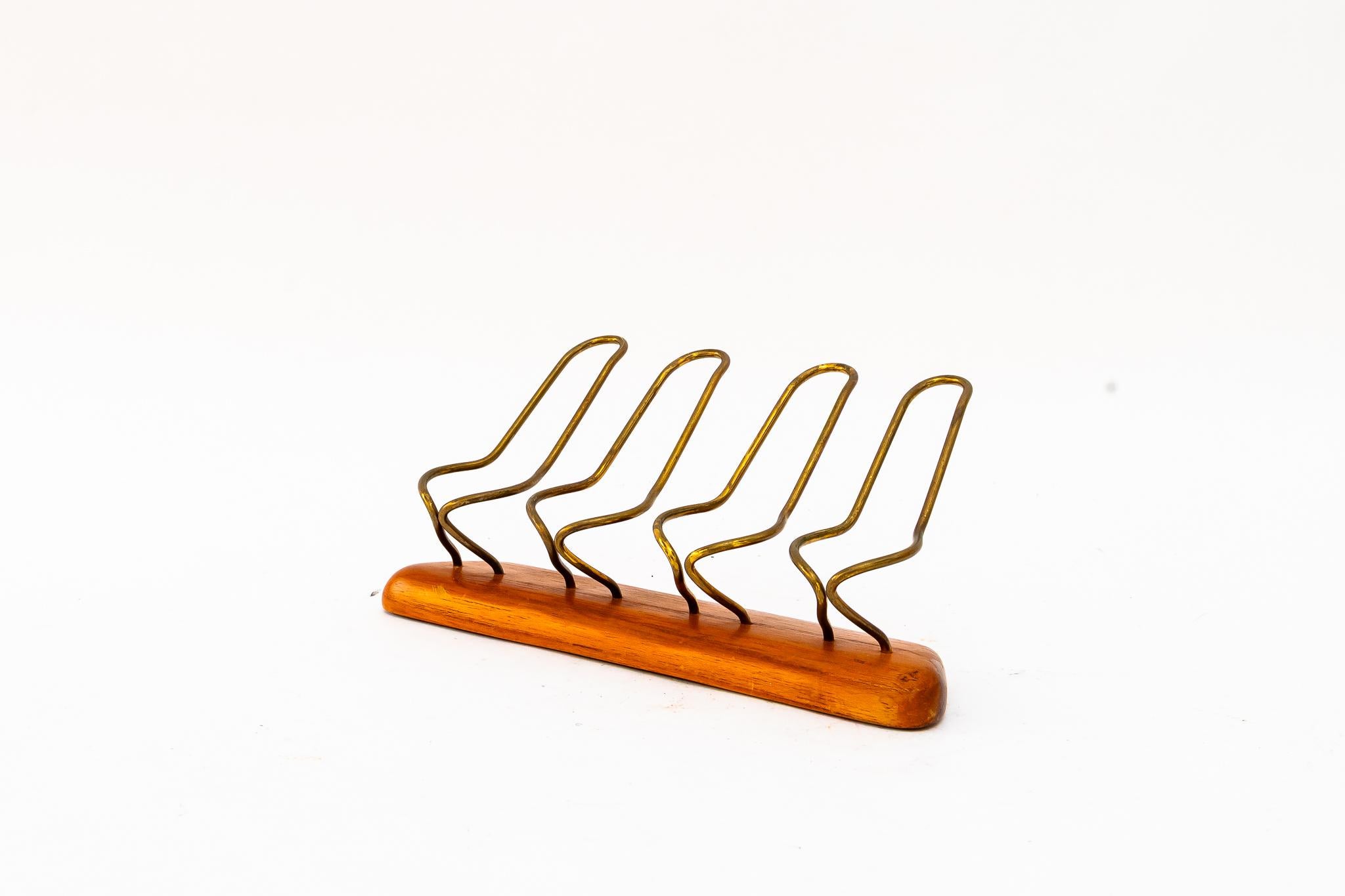 Pfeifenhalter für 4 Pfeifen mit Messing und Holz um 1960s (Österreichisch) im Angebot