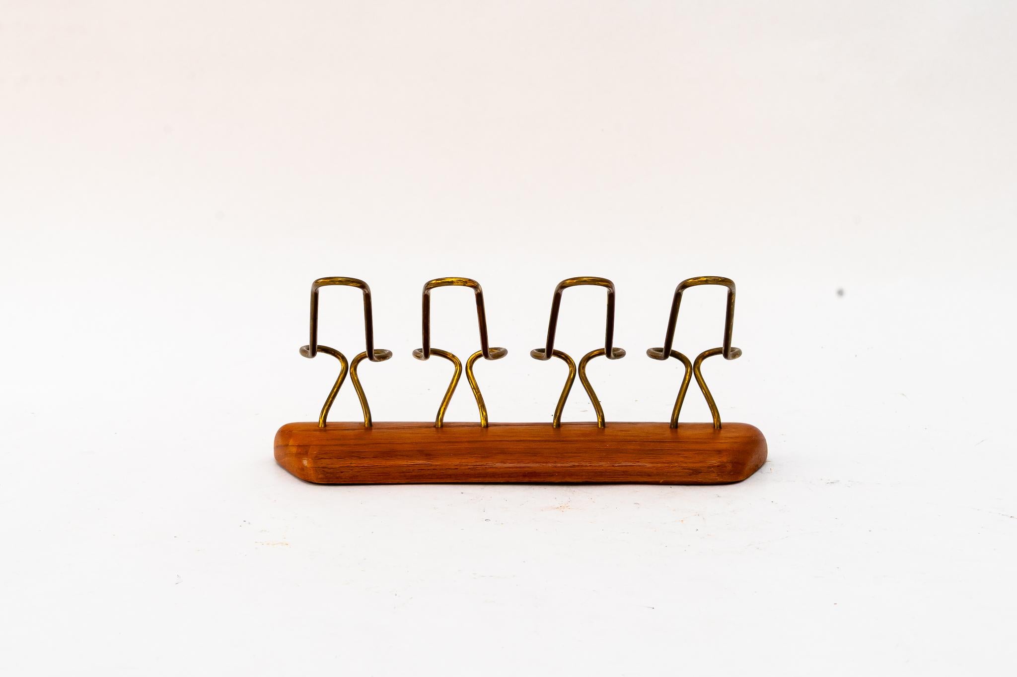 Pfeifenhalter für 4 Pfeifen mit Messing und Holz um 1960s im Zustand „Gut“ im Angebot in Wien, AT