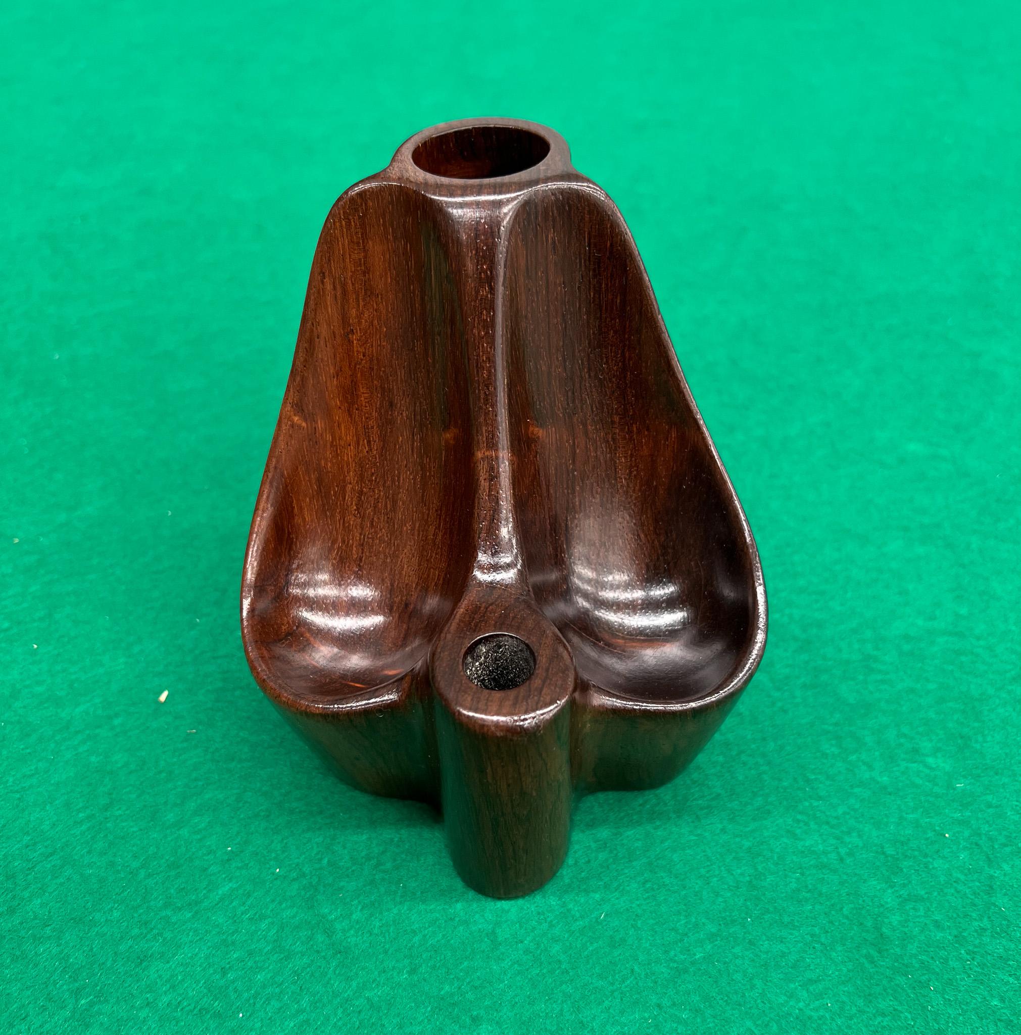 This Brazilian mid-century modern decorative pipe holder was designed by Jean Gillon for WoodArt in the sixties. Handcrafted with hard rosewood (also known as jacaranda), the pipe holder has clean lines with elegant curves. The rosewood has a deep,