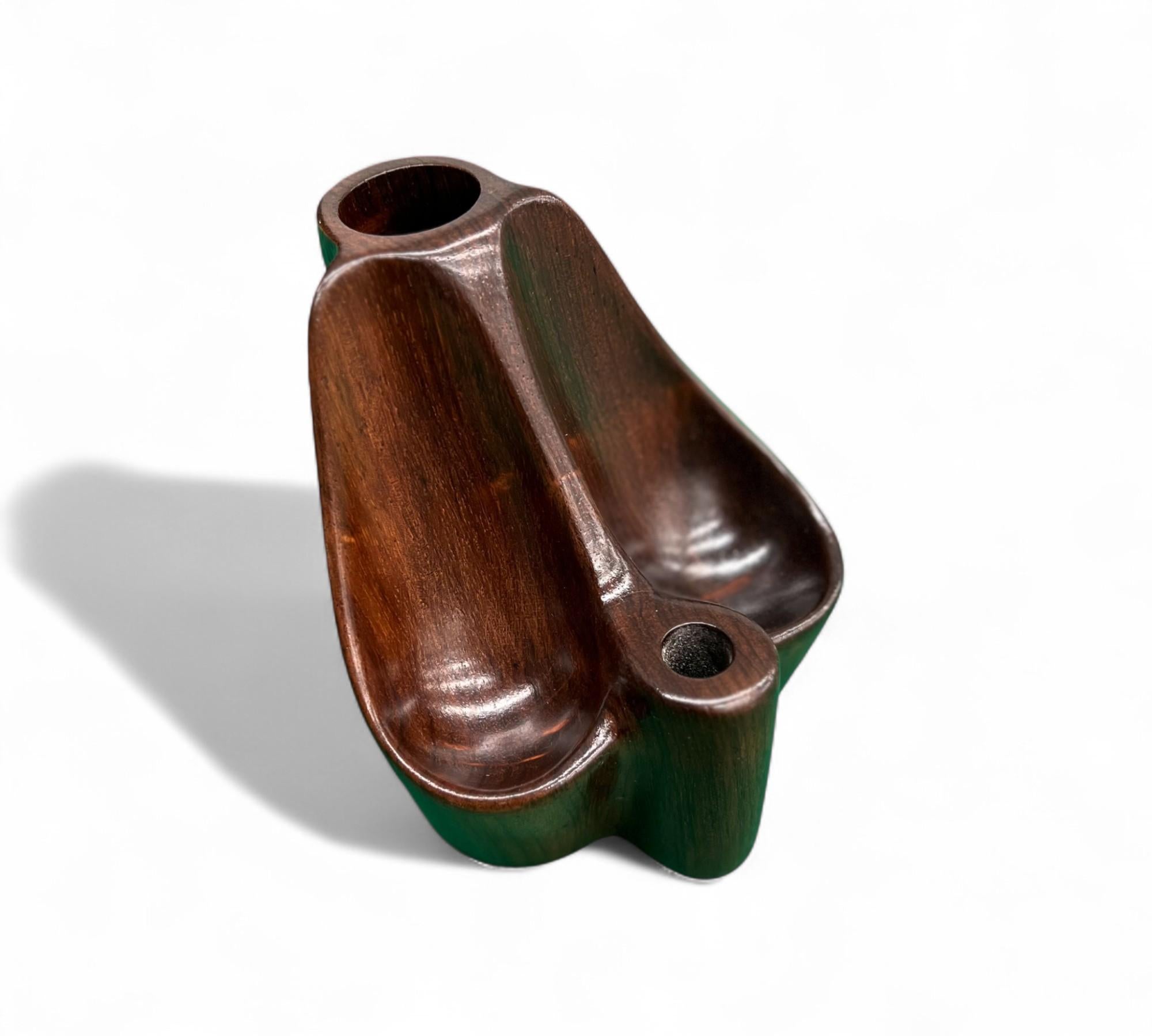 Ce porte-pipe décoratif brésilien du milieu du si�ècle dernier a été conçu par Jean Gillon pour WoodArt dans les années soixante. Fabriqué à la main en bois de rose dur (également connu sous le nom de jacaranda), le porte-pipe présente des lignes