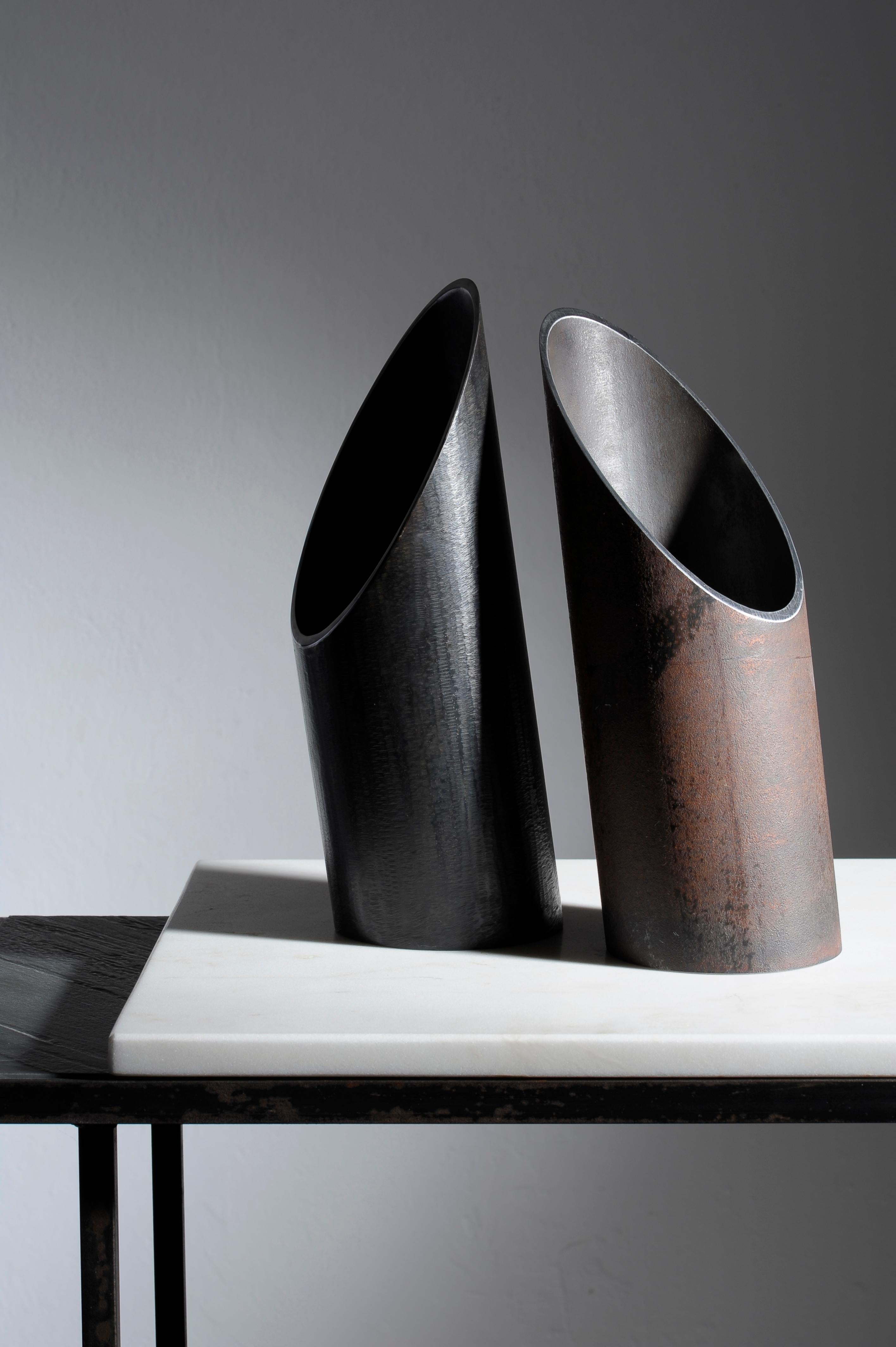 Pfeifen, Paar Stahlvasen mit Skulpturen, signiert von Lukasz Friedrich (Schweizerisch) im Angebot
