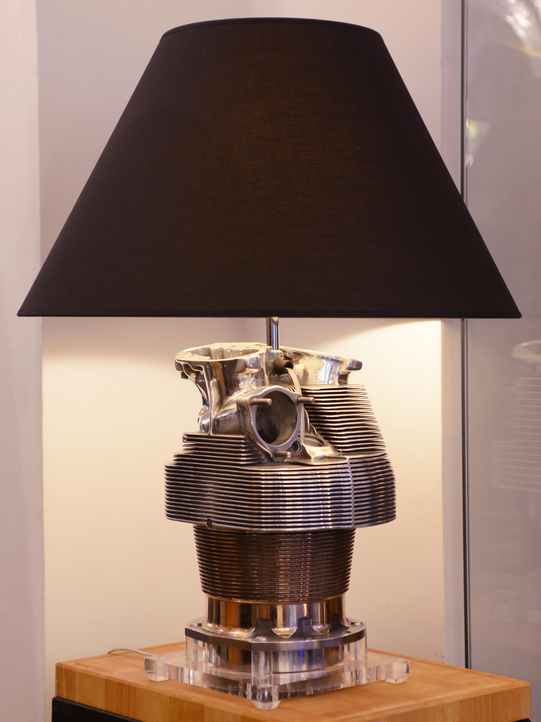 Table lamp piper cylinder made with
an authentic engine cylinder from piper aircraft.
Made in aluminium, nickel and titanium, in chrome finish.
Black lamp shade included. 1 bulb, lamp holder type E27,
max 40 watt, bulb not included. On