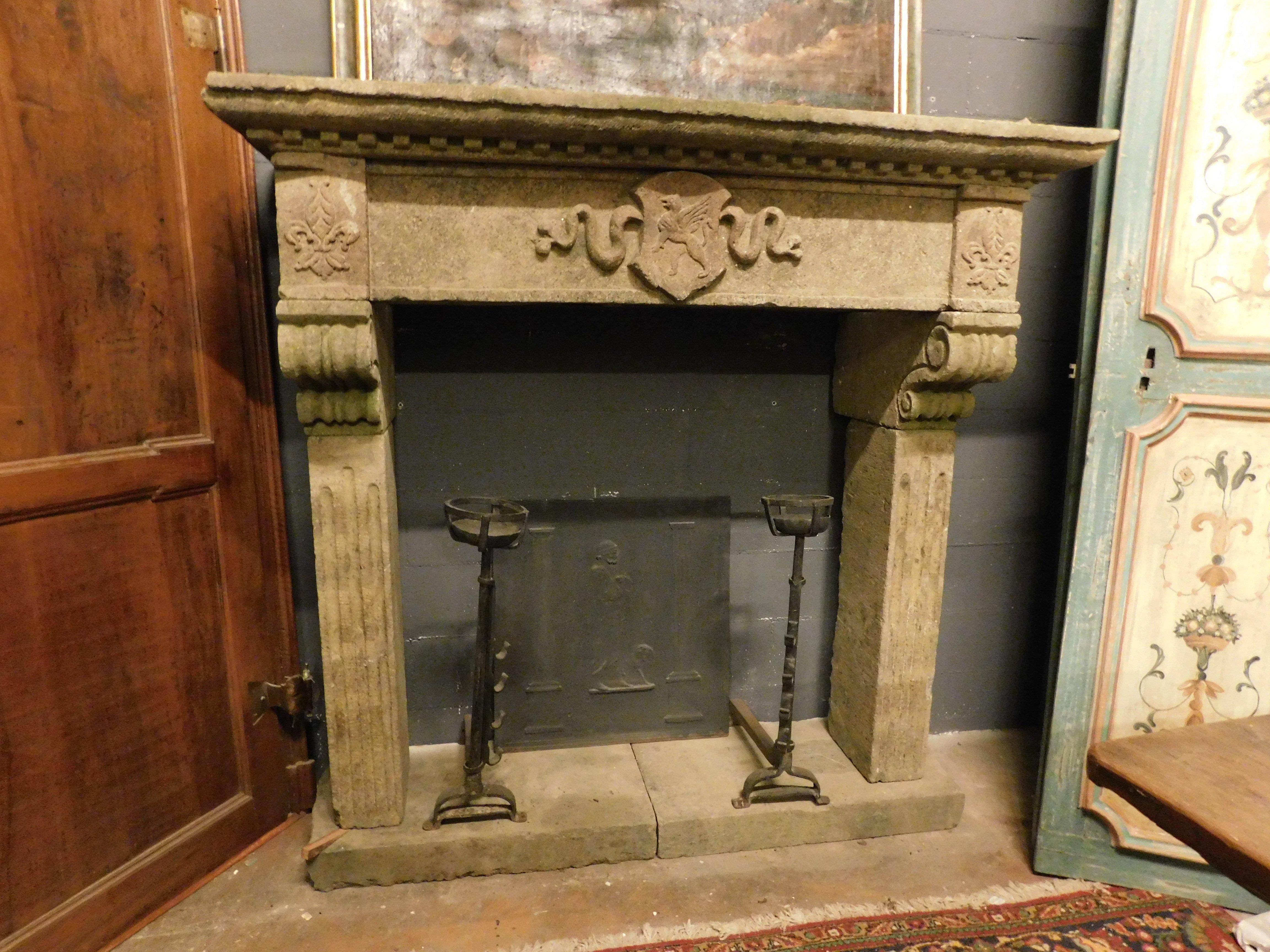 Antiker Kamin, Mantel aus massivem Piperino-Stein, reich geschnitzt mit zentralem Adelswappen auf dem Giebel, Beine geschnitzt mit einer durchbrochenen Säule. Komplett mit Steinsockel. Original aus dem 18. Jahrhundert, Herkunft Rom (Adelspalast),
