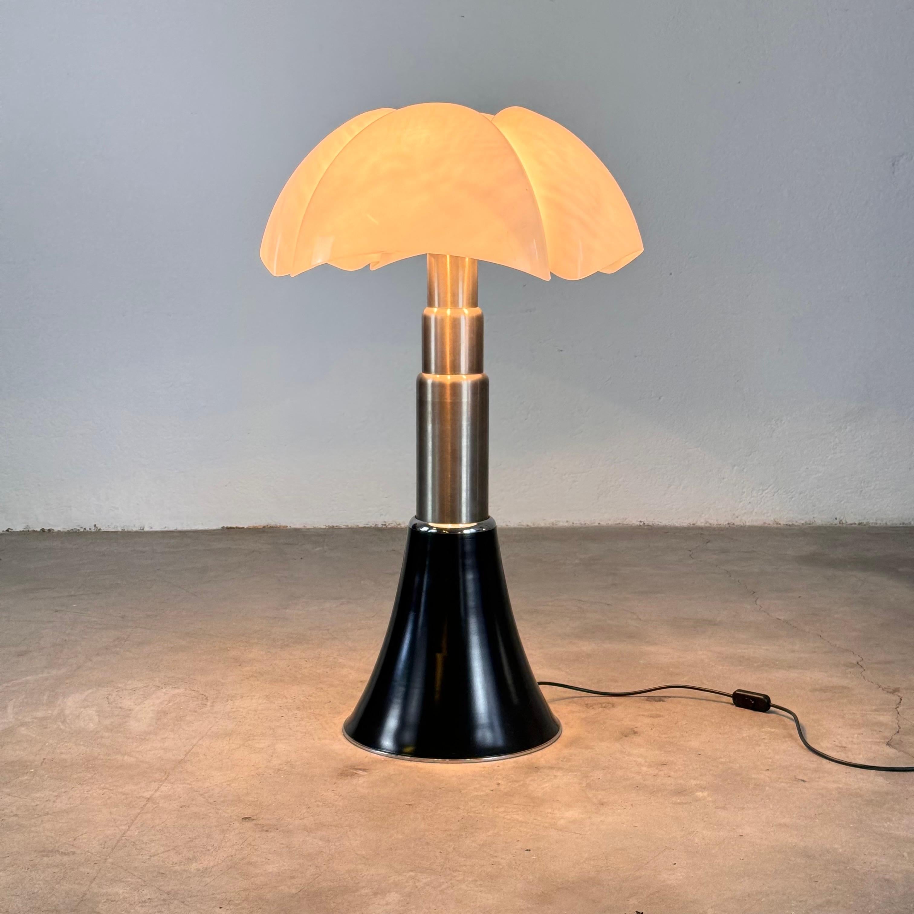 A truly iconic piece of Italian design history, this original Pipistrello table lamp by Gae Aulenti was created in 1965 for Martinelli Luce and remains an emblem of Italian mid-century style. This is an adjustable lamp (height 66-86 cm), offering