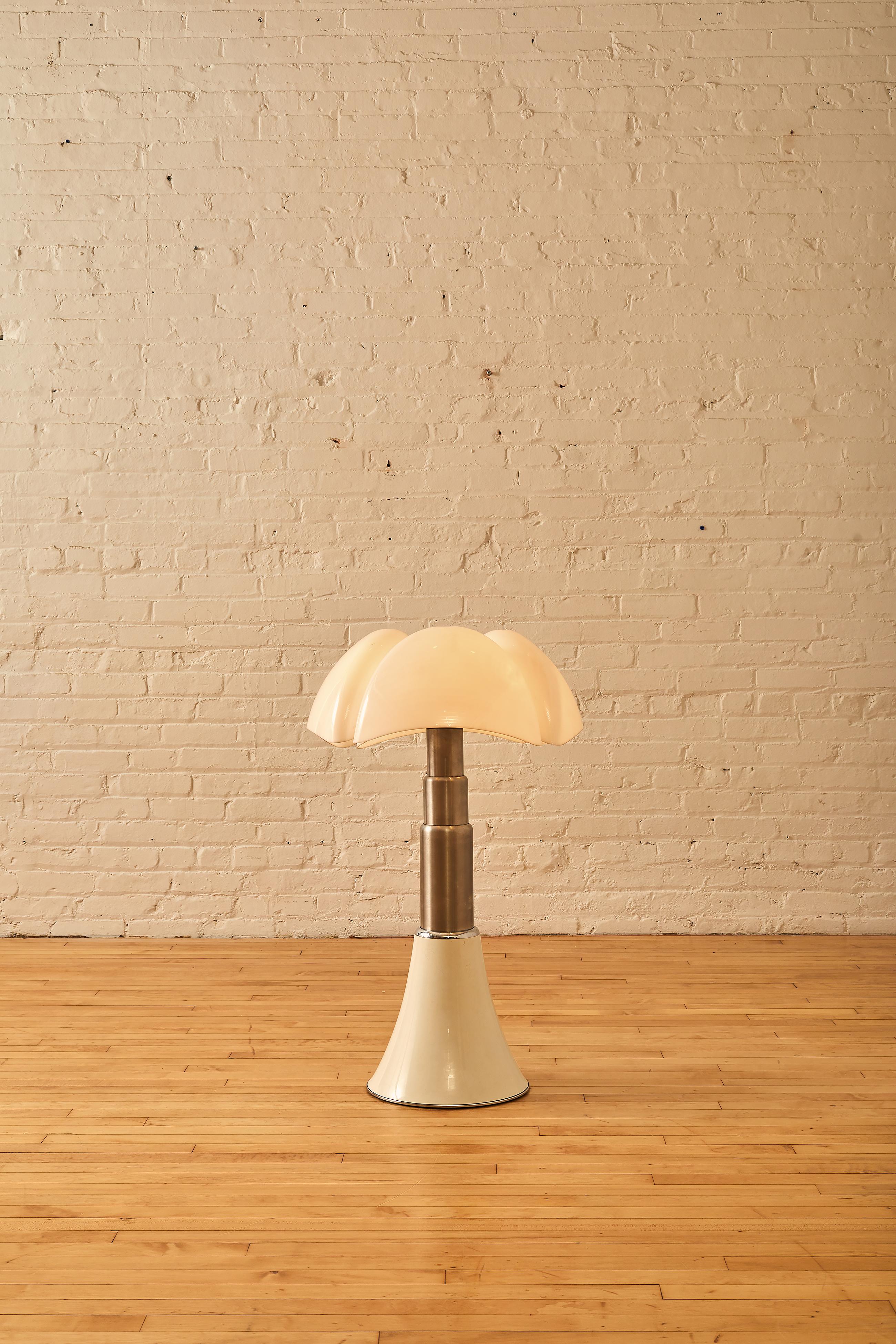 Pipistrello table lamp by Gae Aulenti for Martinelli Luce in white enamel with a glazed stainless steel telescope base that allows this lamp to have an adjustable height. The height adjusts from 28