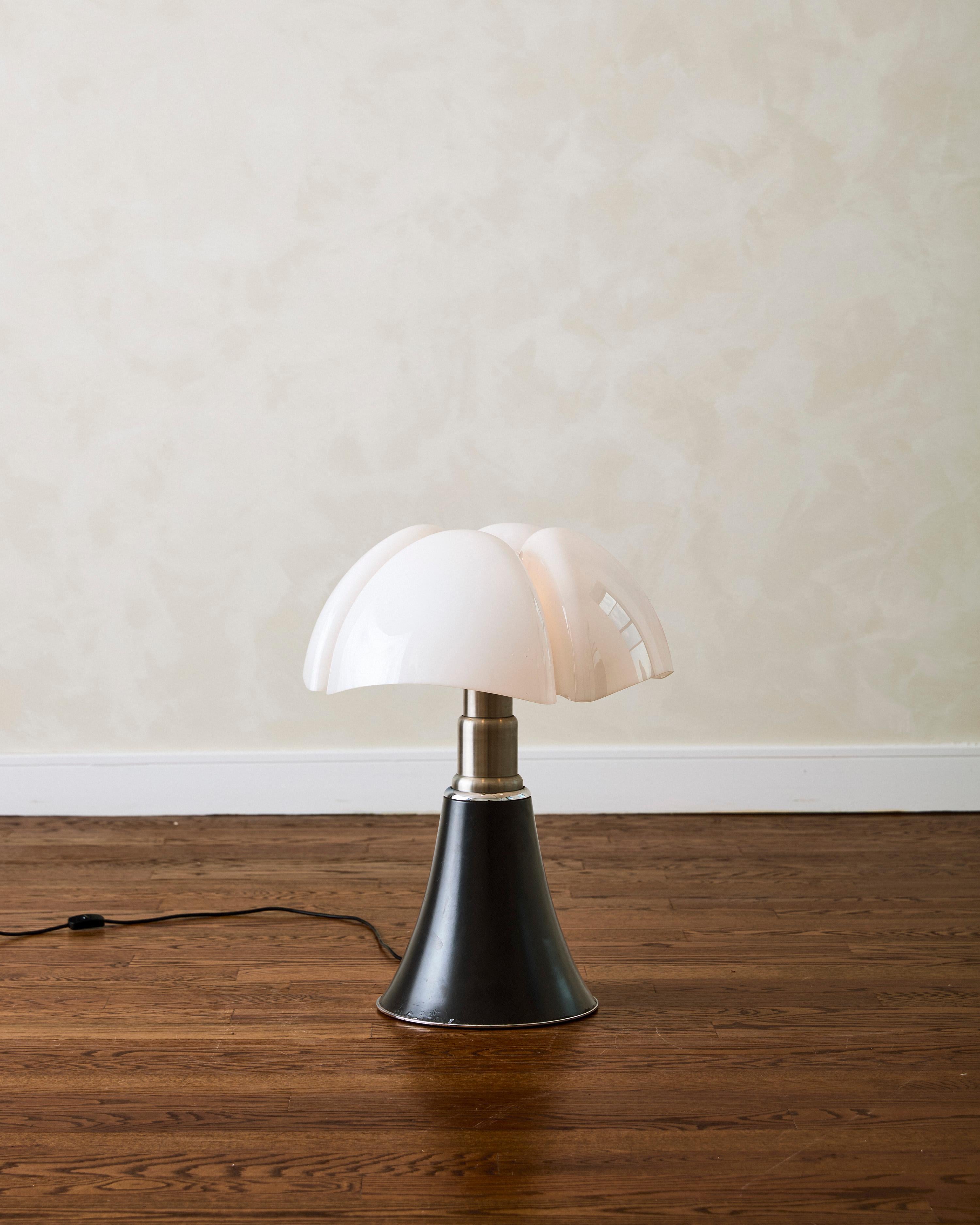 Mid-Century Modern Pipistrello Table Lamp by Gae Aulenti for Martinelli Luce For Sale