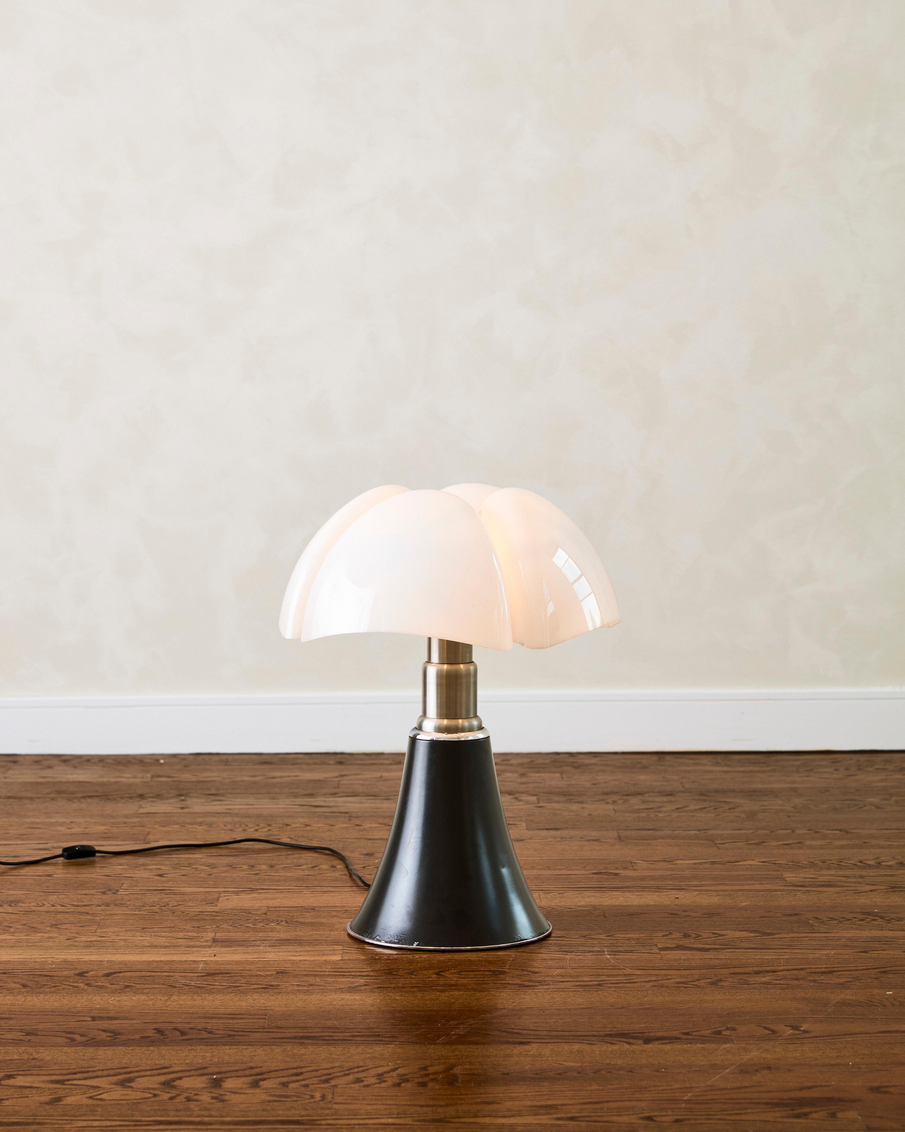Italian Pipistrello Table Lamp by Gae Aulenti for Martinelli Luce For Sale