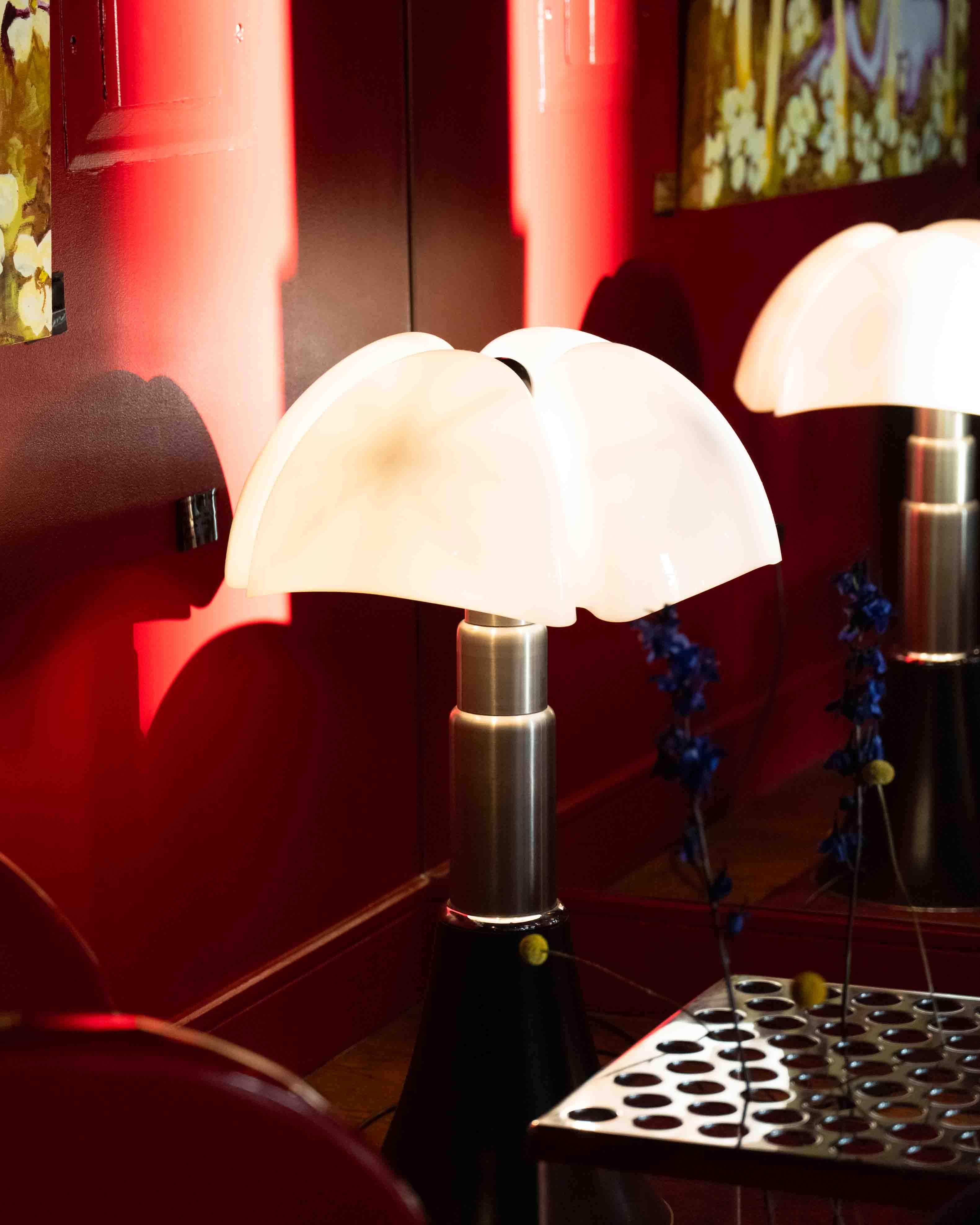 Aluminium Lampe de table Pipistrello de Gae Aulenti pour Martinelli Luce en vente