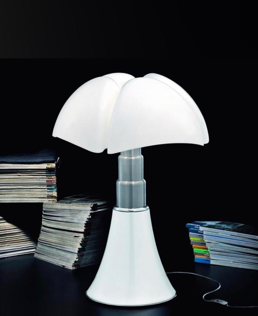 In 1965, Gae Aulenti signed for the Italian house Martinelli Luce the mythic design lamp Pipistrello. This table lamp is height adjustable (66-86), it will light your home with elegance. The shape of the base was inspired by the wings of a bat