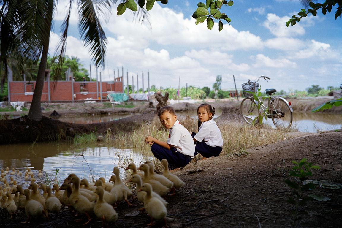 Pipo Nguyen-Duy Portrait Photograph – Duck Pond (Couple)