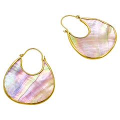 Pippa Small - Boucles d'oreilles en or jaune 18 carats avec nacre de perles et coussinets en forme de lys