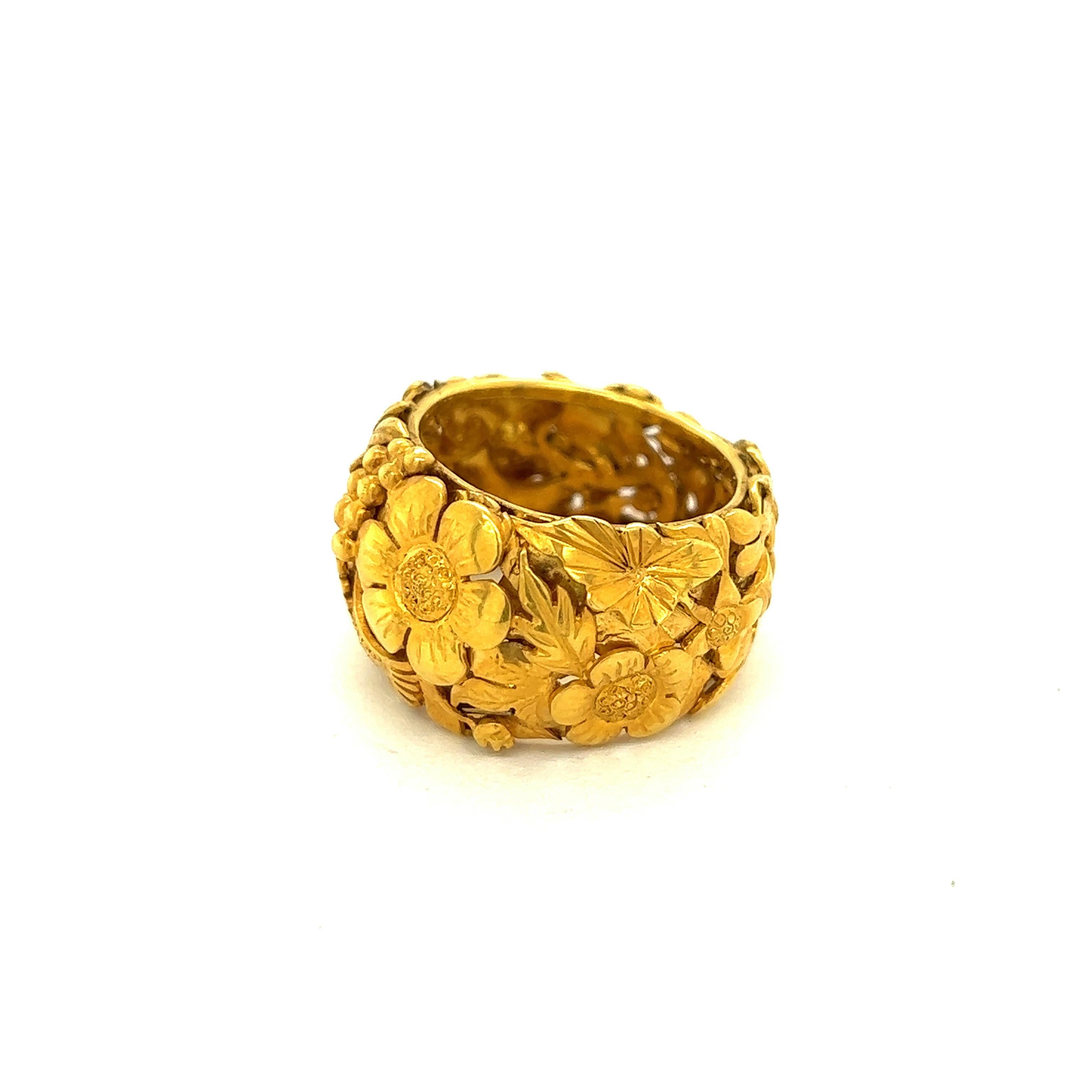 Pippa Small Garden Flower Ring

A 22 karat yellow gold band ring covered with a flower garden motif, filled with flowers and leaves of all kinds; created and designed by Pippa Small

Size: Top width 1.4 cm; 6.5 US
Total weight: 10.7 grams