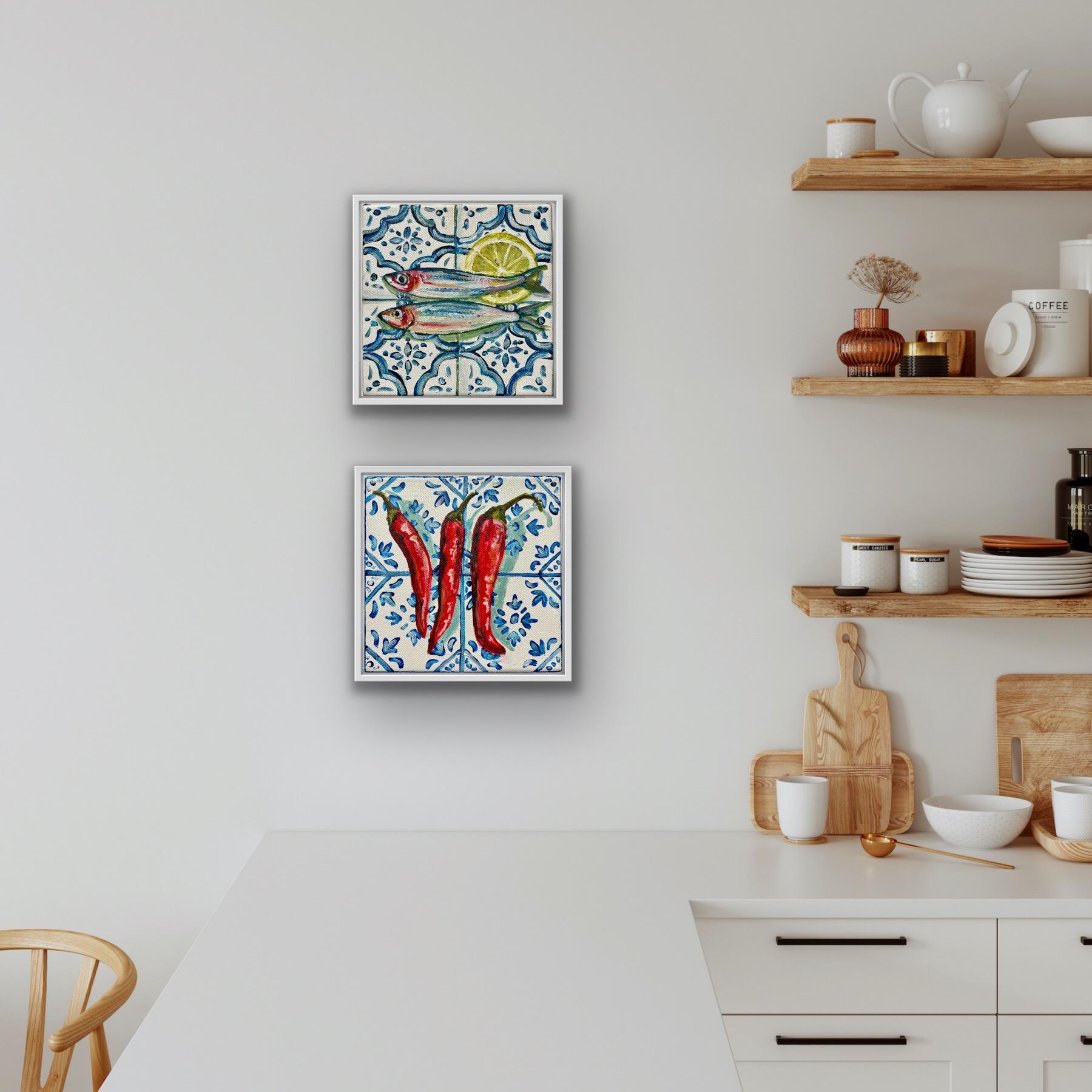 Dieses zeitgenössische Stillleben zeigt zwei saftige Sardinen mit einer Zitronenscheibe auf blau-weißen Mittelmeerfliesen. Diese Leinwand ist Teil meiner MINI Tiles-Serie und kann ungerahmt aufgehängt werden. Inspiriert von der Küche meiner Abuela