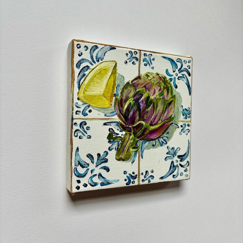 Este es un díptico de Ostra y Limón y Alcachofa y Limón. Ambos cuadros tienen el mismo tamaño. 
 
Este bodegón contemporáneo representa una ostra fresca y vibrante con una rodaja de limón sobre azulejos mediterráneos azules y blancos. Este lienzo