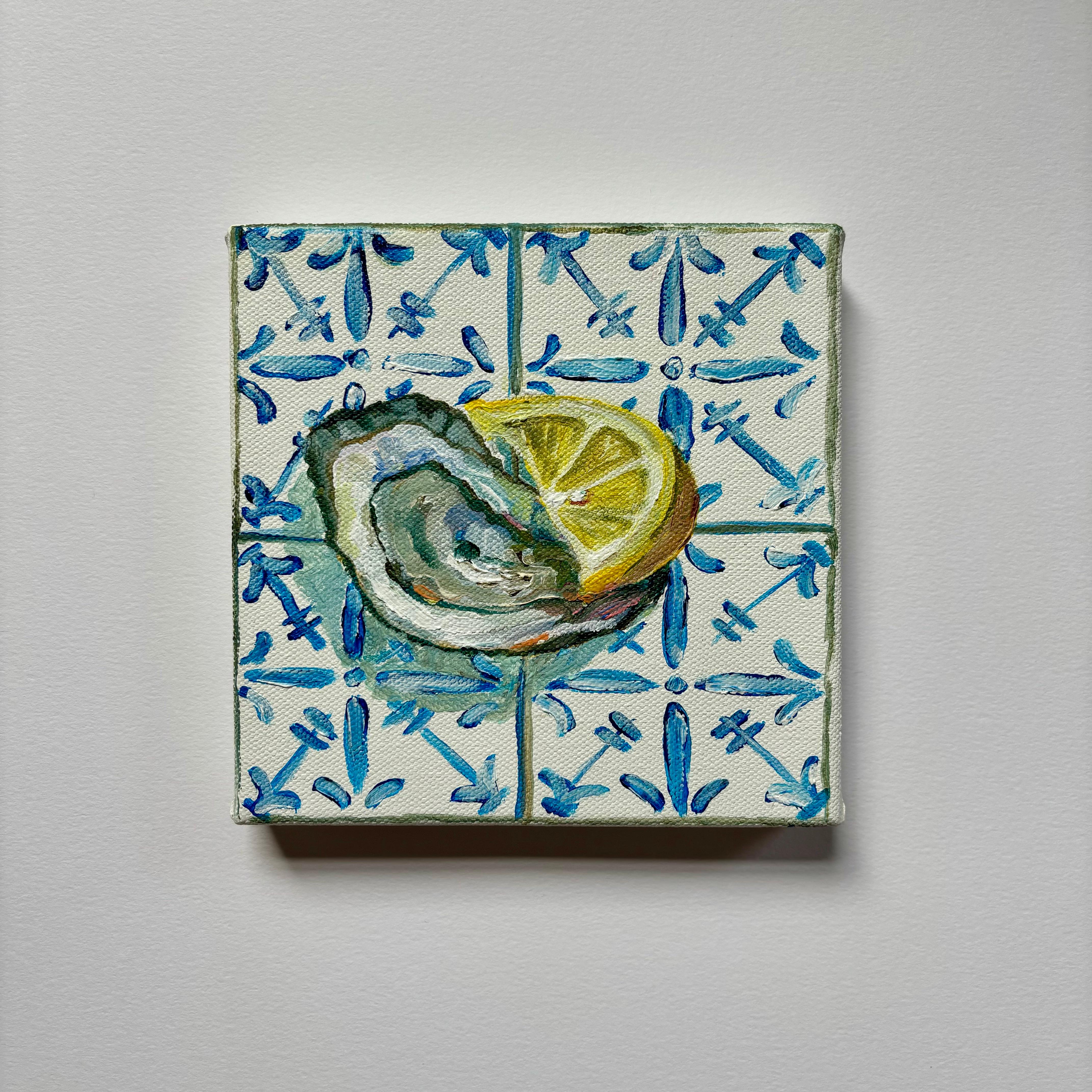 Cette nature morte contemporaine représente une huître fraîche et vibrante avec une tranche de citron sur des carreaux méditerranéens bleus et blancs. Cette boîte en toile fait partie de ma série MINI Tiles, et est prête à être accrochée sans cadre.