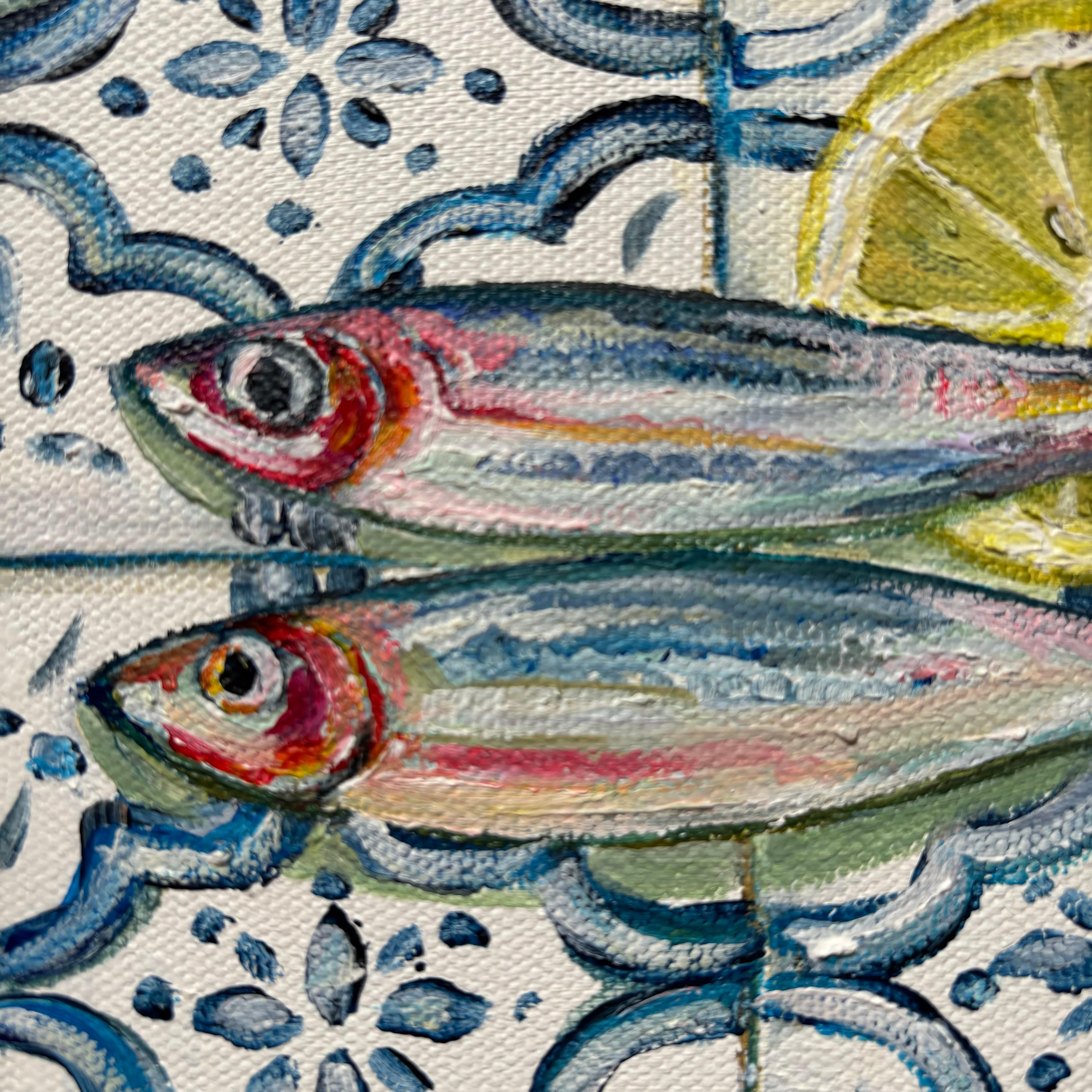 Cette nature morte contemporaine représente deux sardines juteuses avec une tranche de citron sur des carreaux méditerranéens bleus et blancs. Cette boîte en toile fait partie de ma série MINI Tiles, et est prête à être accrochée sans cadre. Inspiré