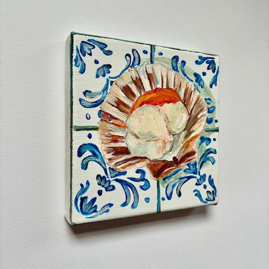Jakobsmuschel auf Kacheln, Originalgemälde, Food Art, Meeresfrüchte, mediterraner Stil  (Zeitgenössisch), Painting, von Pippa Smith