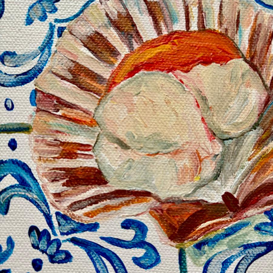 Dieses zeitgenössische Stillleben zeigt eine lebhafte und saftige Jakobsmuschel auf blauen und weißen mediterranen Fliesen. Diese Leinwand ist Teil meiner MINI Tiles-Serie und kann ungerahmt aufgehängt werden. Inspiriert von der Küche meiner Abuela