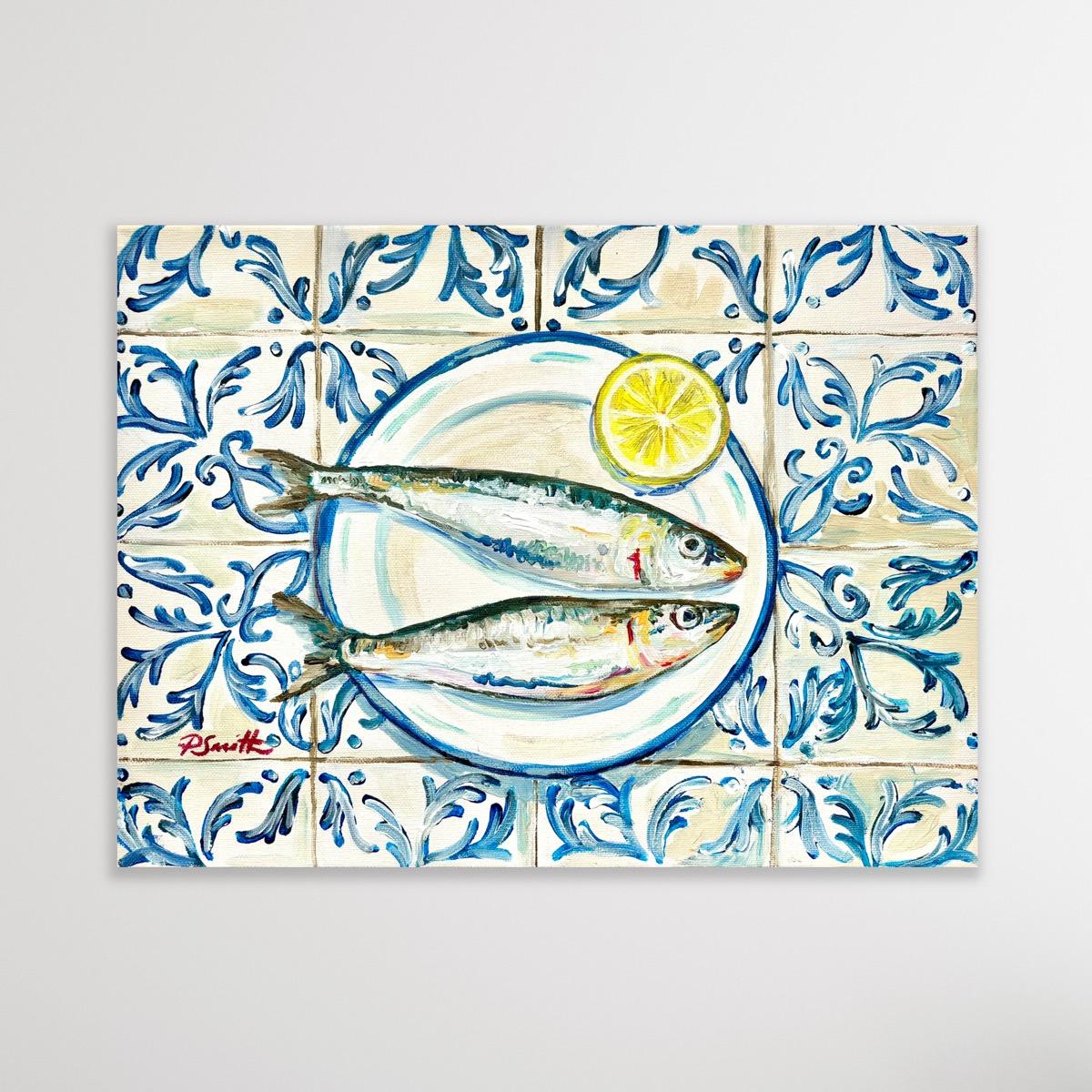 Dieses frische und lebendige zeitgenössische Stillleben zeigt zwei bunte Sardinen und eine Zitronenscheibe vor einem Hintergrund aus blauen und weißen spanischen Fliesen. Die Komposition ist eine fröhliche Feier der Einfachheit der hispanischen