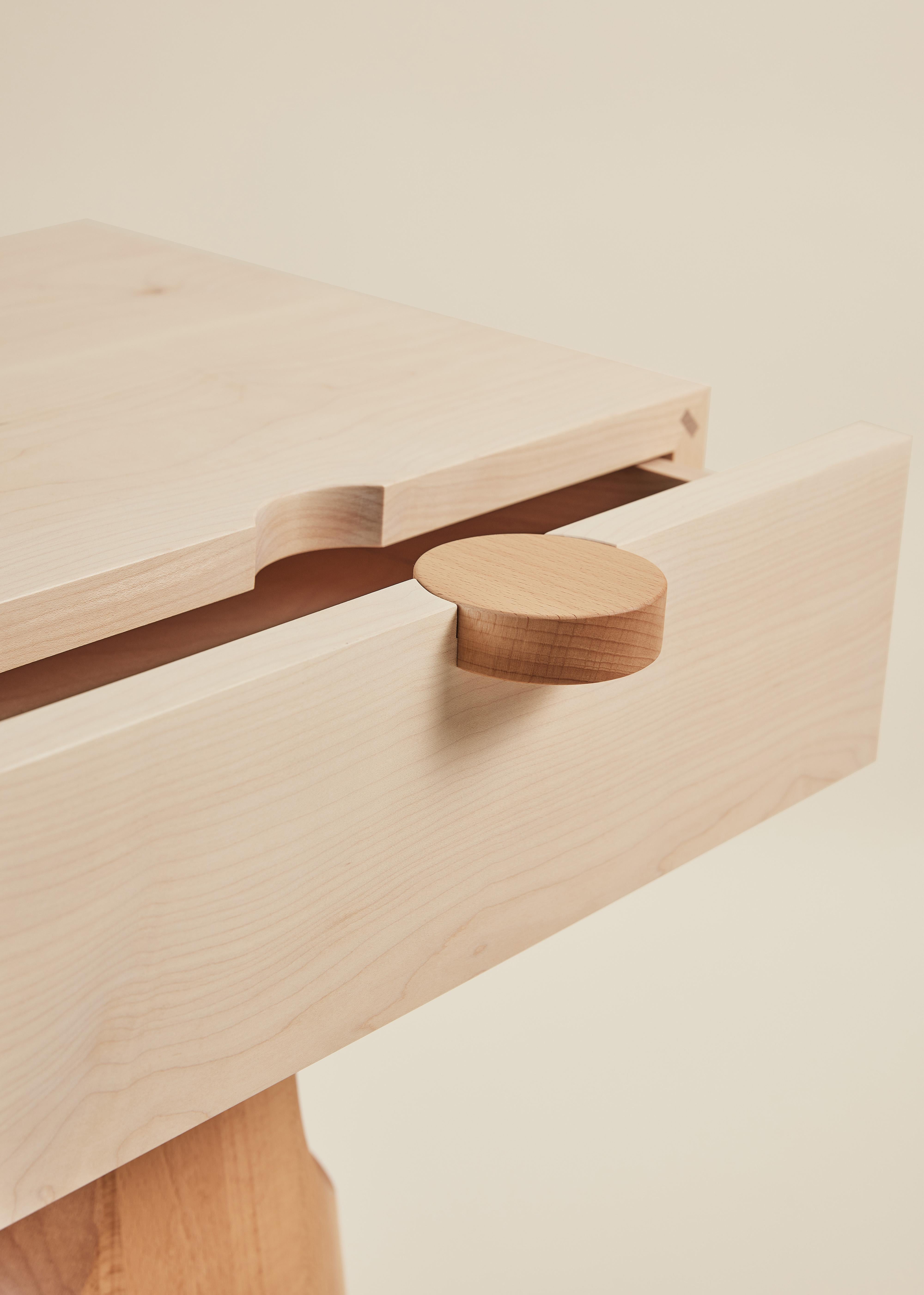 Américain Pippi Nightstand (Large) - Table de nuit moderne en bois dur, fabriquée à la main, avec tiroir en vente