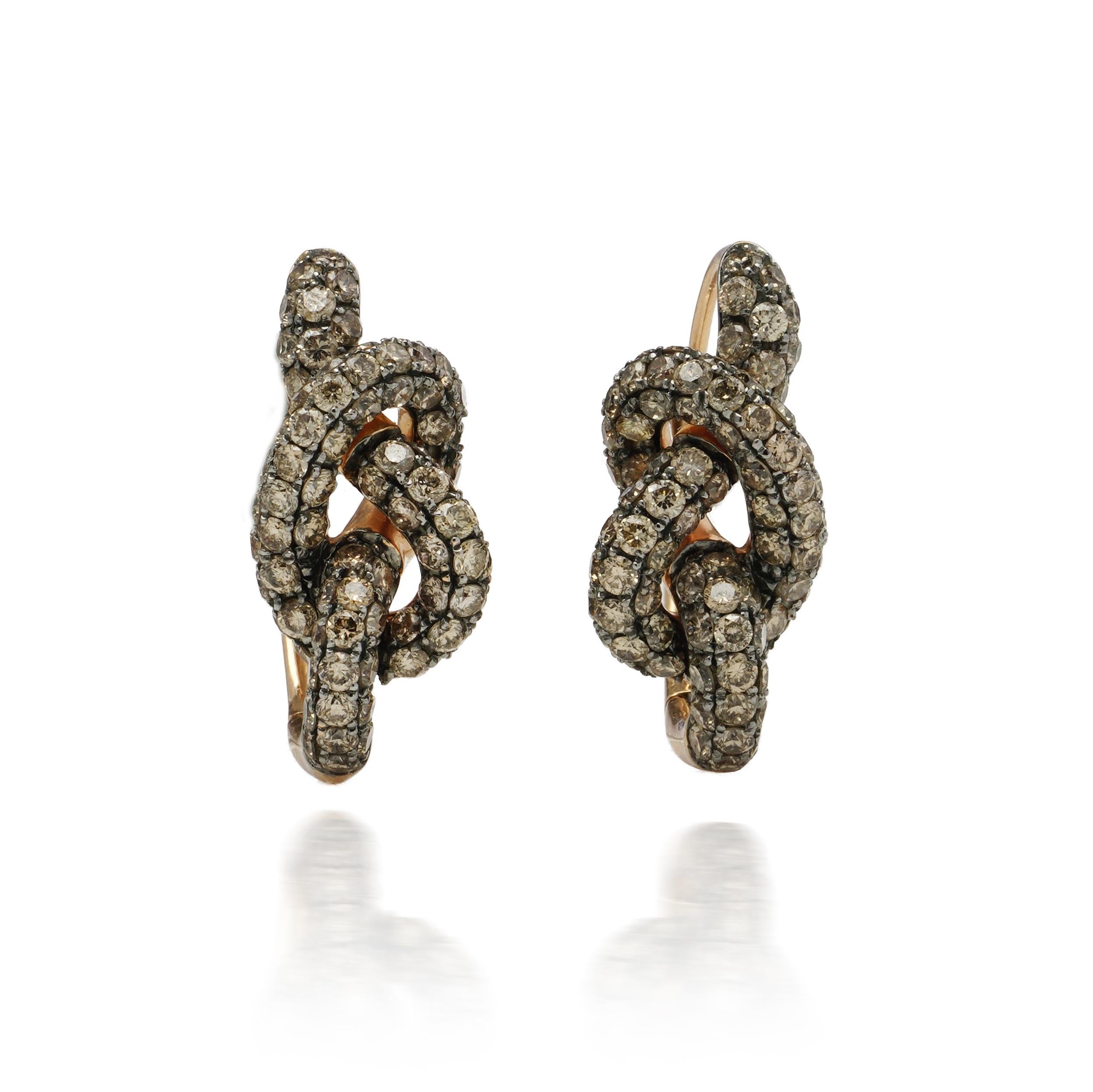 Orecchini con nodo di diamanti in oro 18kt Pippo Perez

Un elegante e particolare paio di orecchini in oro giallo 18kt di Pippo Perez, disegnati con un elegante motivo a nodi intrecciati. Ogni orecchino è meticolosamente incastonato con diamanti