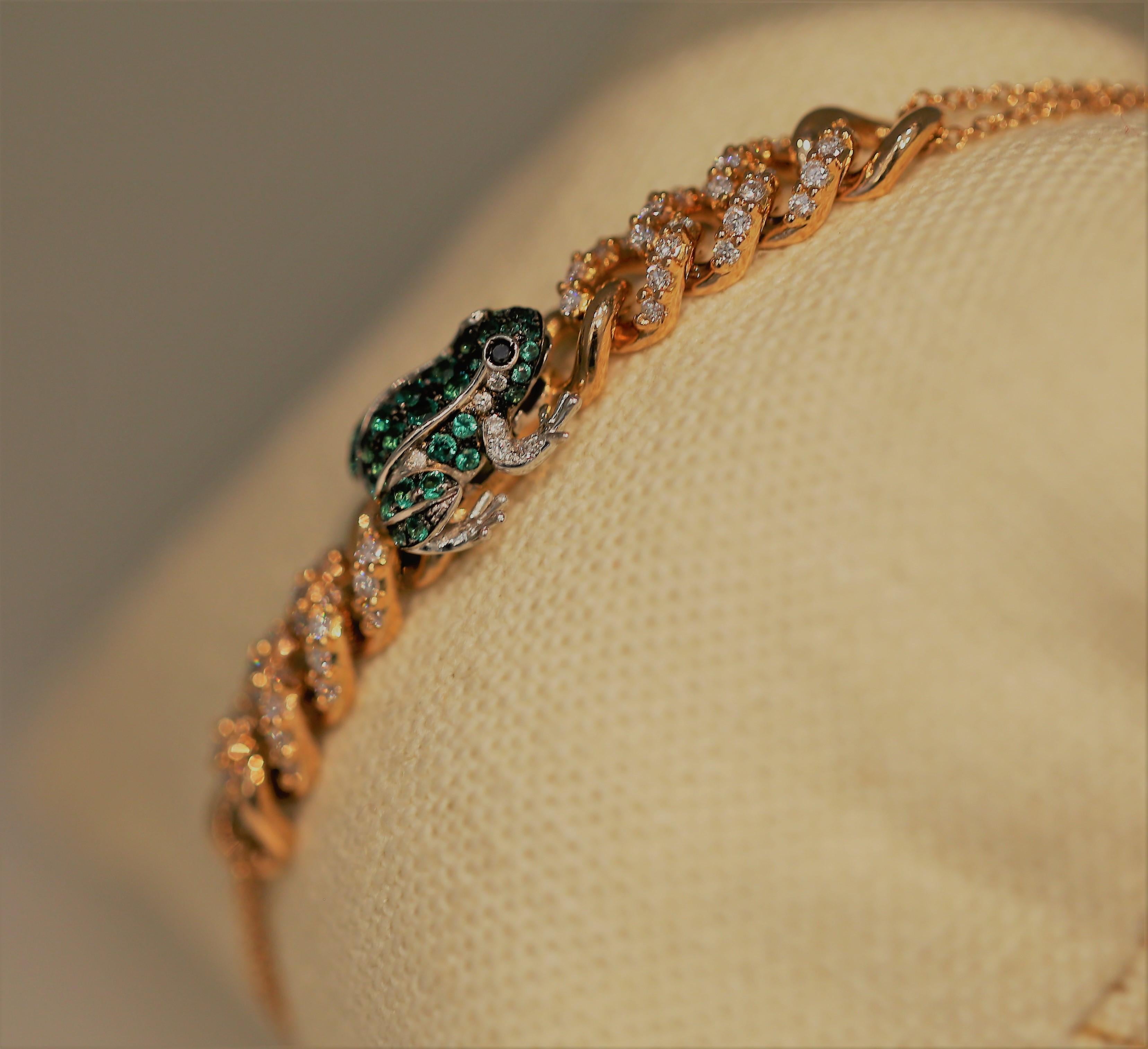 Der Schmuck von Pippo Perez wird in Italien hergestellt und verzaubert seine Trägerin!  Dieser detaillierte Frosch ist aus 18kt Roségold gefertigt und enthält Tsavorit-Granate mit einem Gewicht von 0,65ct, weiße Diamanten mit einem Gewicht von