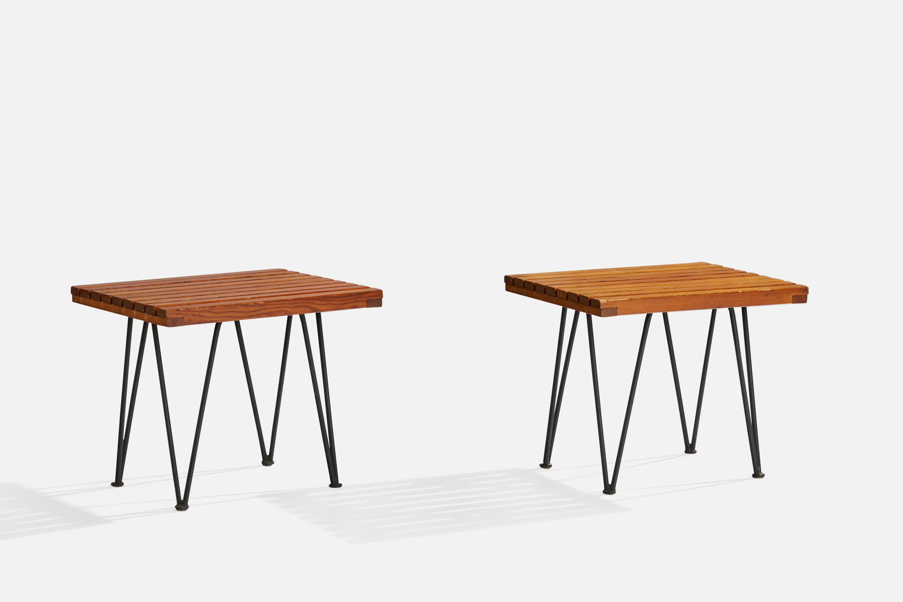Paire de tables d'appoint ou de bancs conçus par Pipsan Saarinen Swanson & J. Robert F. Swanson et produits par Ficks Reed Company, Cincinnati en 1949.
 
