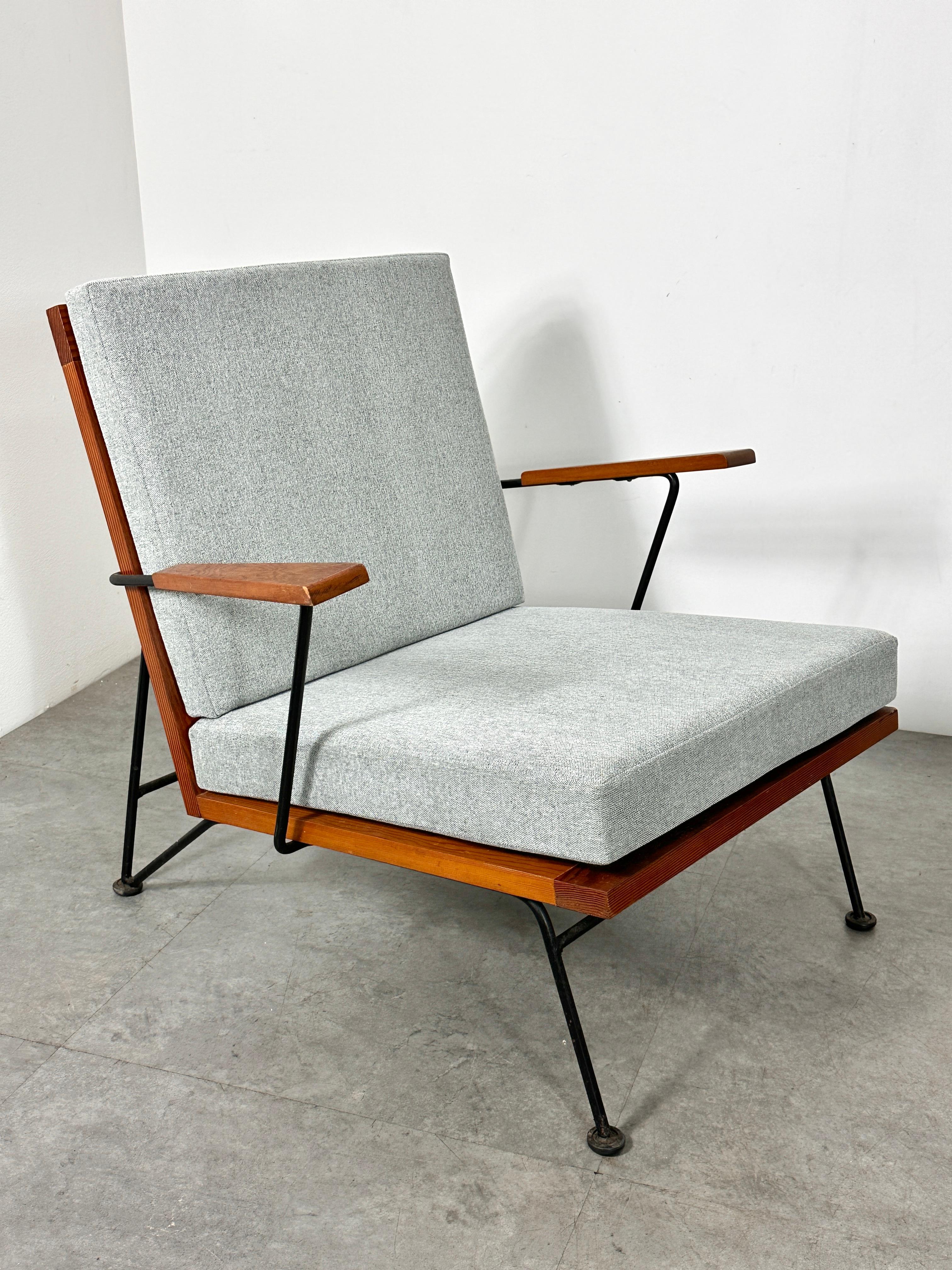 Pipsan Saarinen Swanson 3 Piece Modular Iron Lounge Group Sofa & Armchair For Sale 1