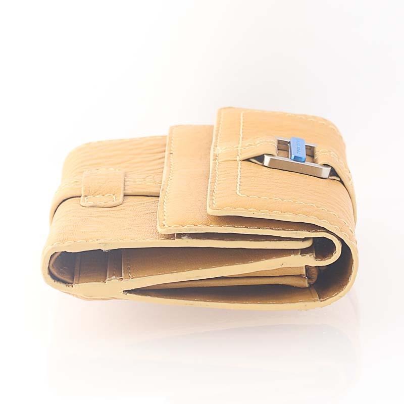 *This piece comes new in box with care instructions.*
Brand: Piquadro - Italy
Material:
Leather - Tan
Metal Buckle in brushed steel and blue
Design: 4-Fold Fold Over
11 Card Holders
5 Pockets
Snapping Fold Over Pouch
Larger pocket for cash
Side