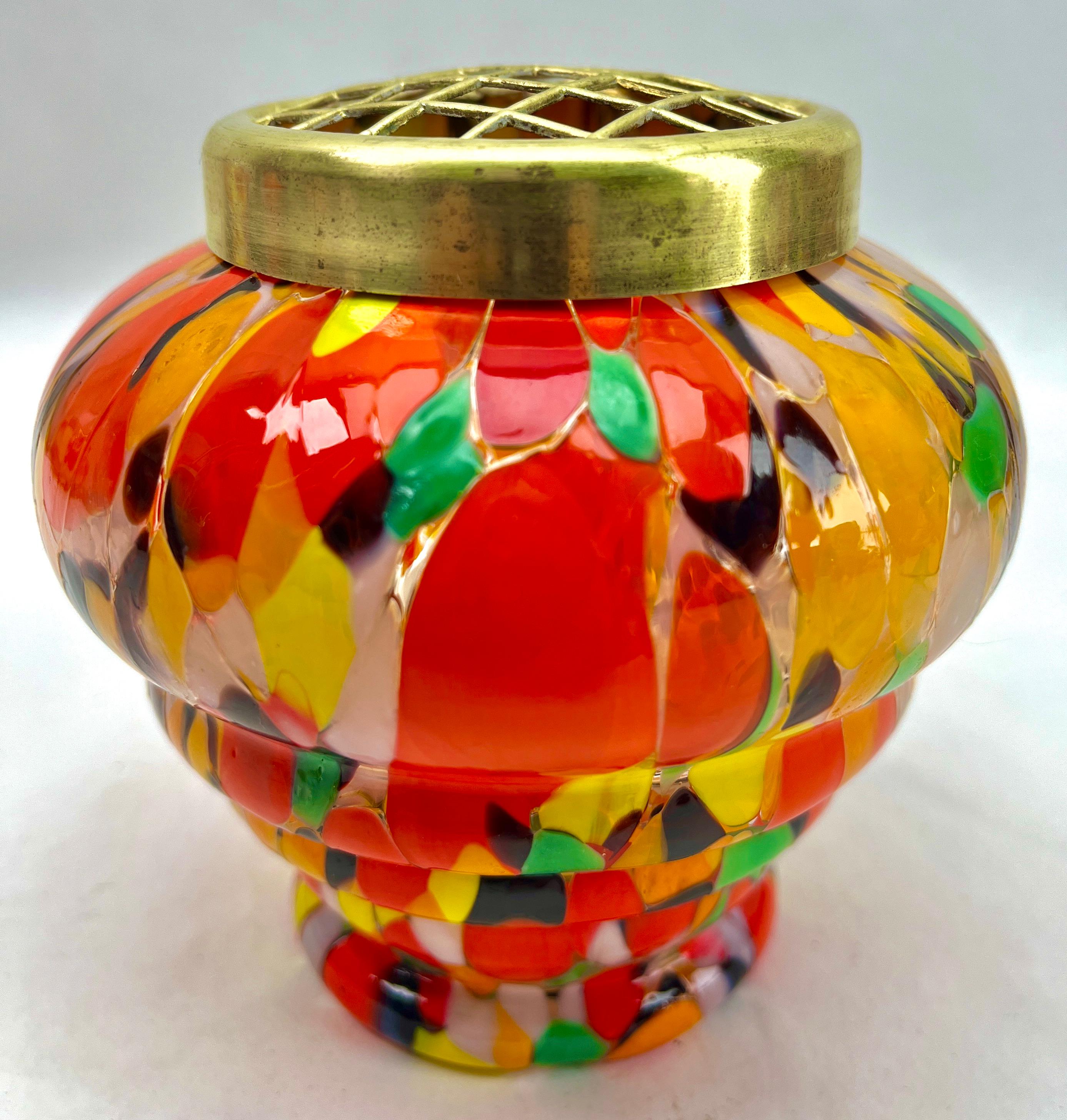 Dramatisches mehrfarbiges Dekor in Kobalt und Orange in einer mundgeblasenen Glasvase im Art-Déco-Stil. Diese Vasenform wird oft als 