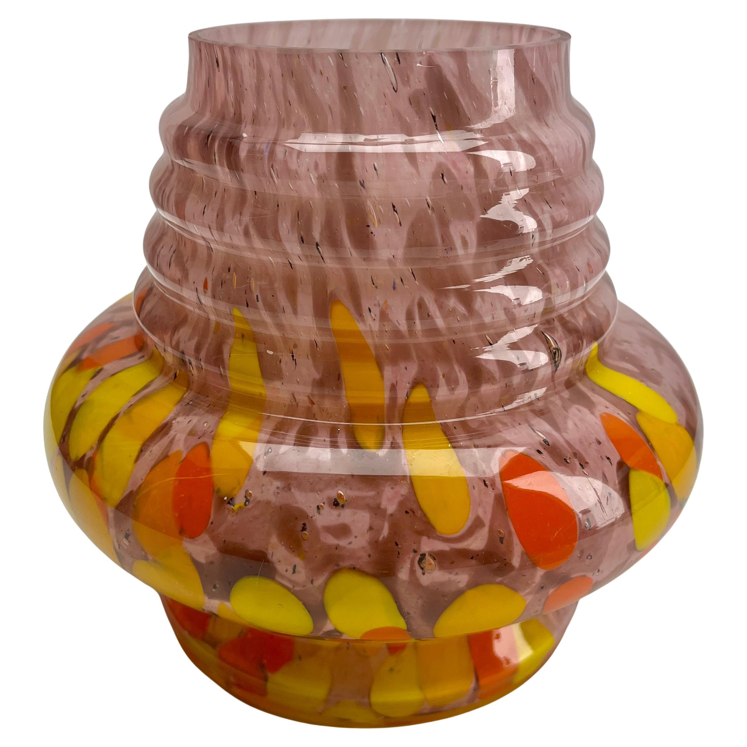 Dramatisches mehrfarbiges Dekor in Rot und Orange in einer mundgeblasenen Glasvase im Art-Déco-Stil. Diese Vasenform wird oft als 