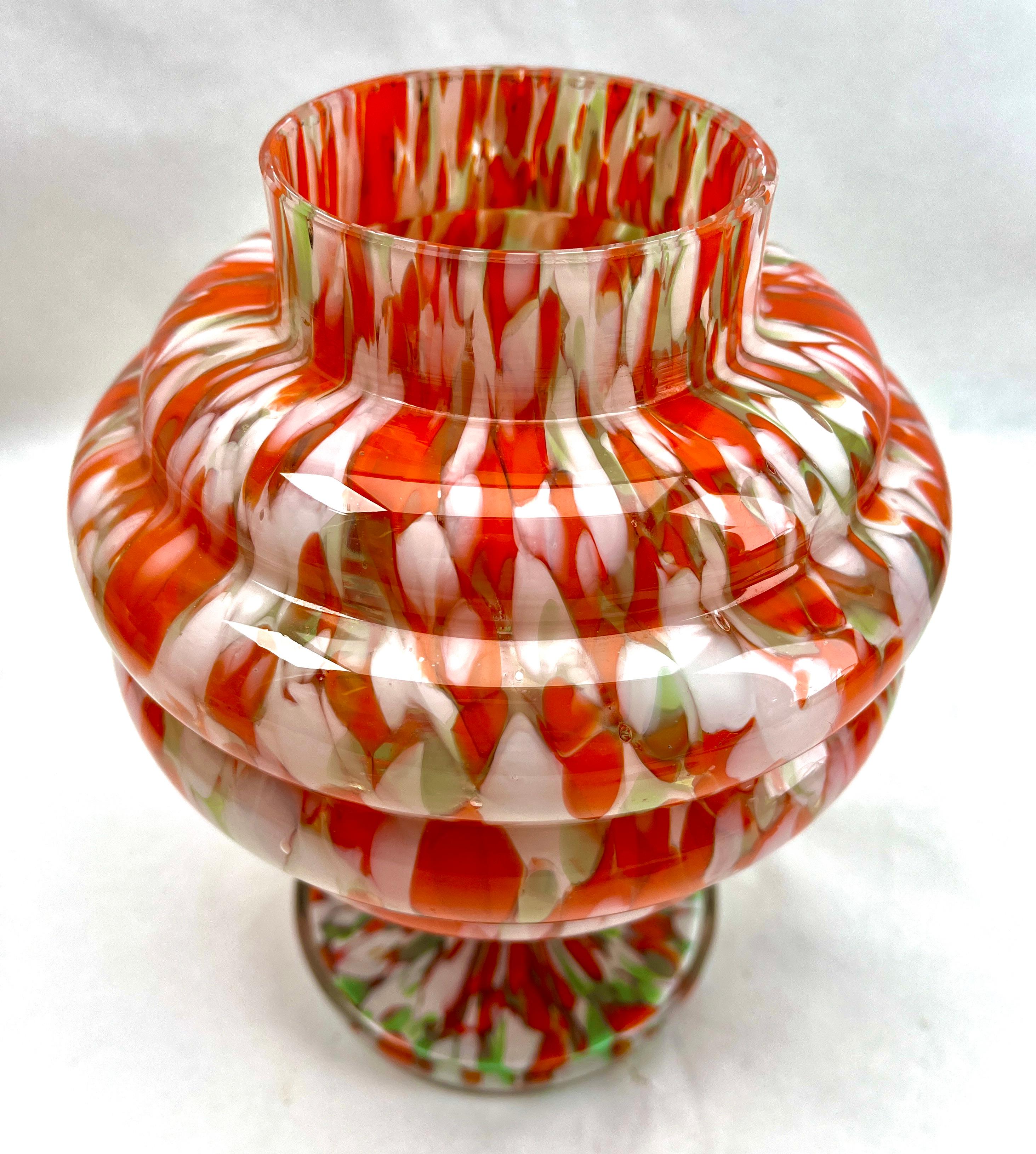Pique Fleurs  Vase, in mehrfarbigem Dekor mit Grille, Ende der 1930er Jahre (Art nouveau) im Angebot