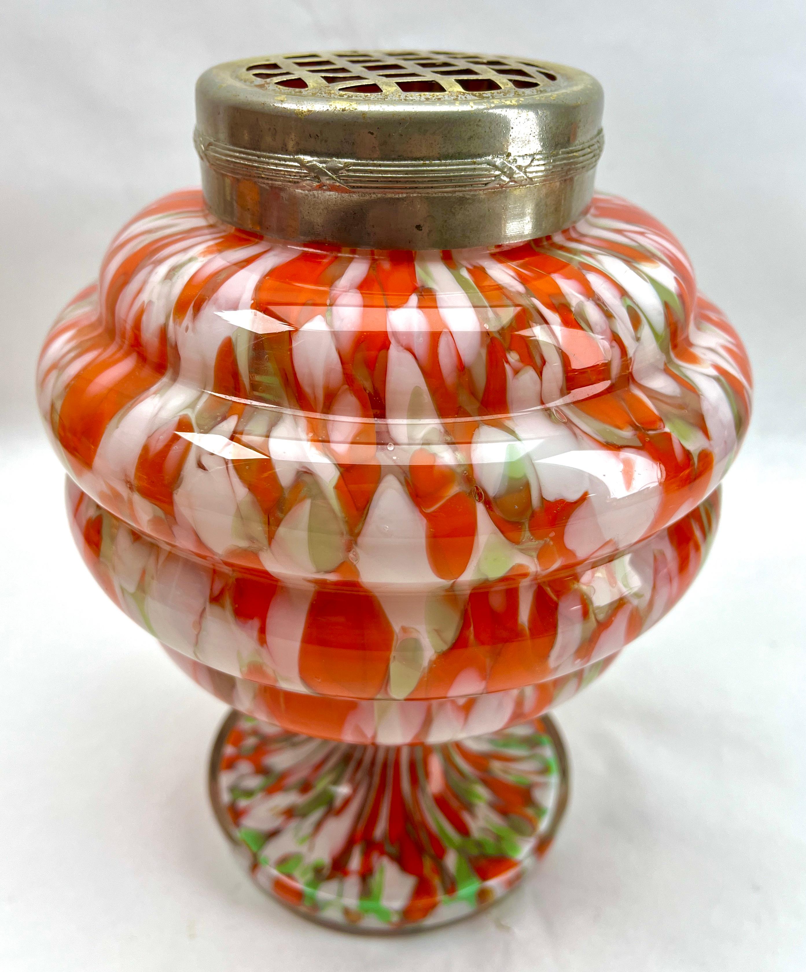 Pique Fleurs  Vase, in mehrfarbigem Dekor mit Grille, Ende der 1930er Jahre (Belgisch) im Angebot