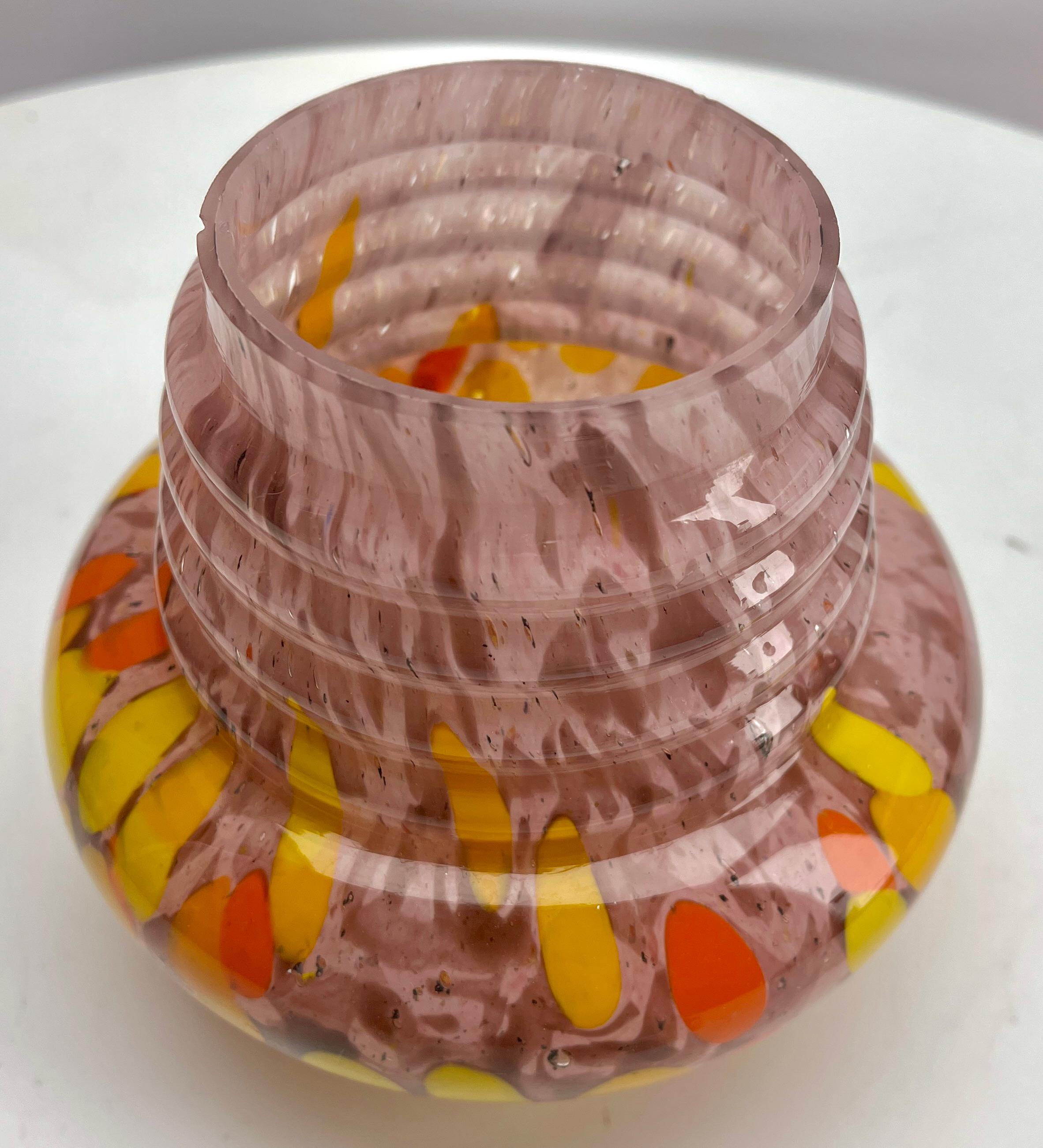 Pique Fleurs  Vase, in mehrfarbigem Dekor mit Grille, Ende der 1930er Jahre (Handgefertigt) im Angebot