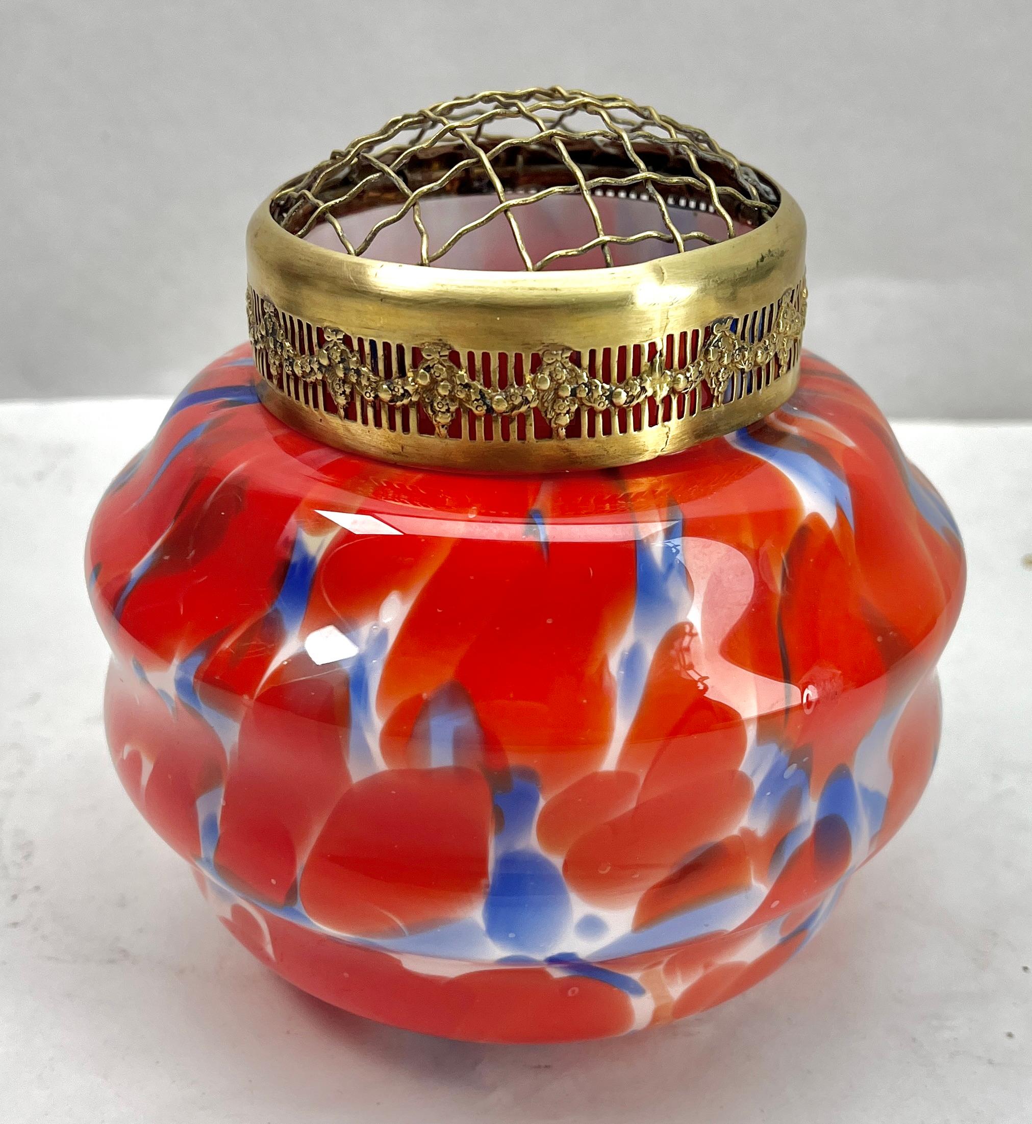 Pique Fleurs  Vase, in mehrfarbigem Dekor mit Grille, Ende der 1930er Jahre im Zustand „Gut“ im Angebot in Verviers, BE