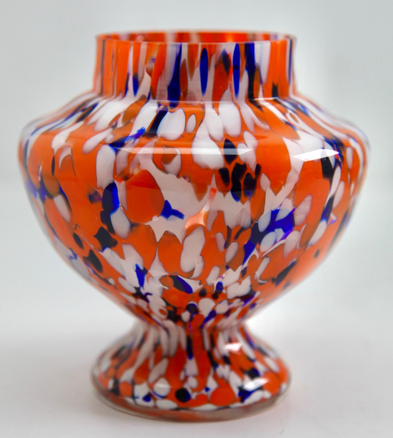 Vase „Pique Fleurs“ in mehrfarbigem Dekor mit Grill, Ende der 1930er Jahre (Glaskunst) im Angebot