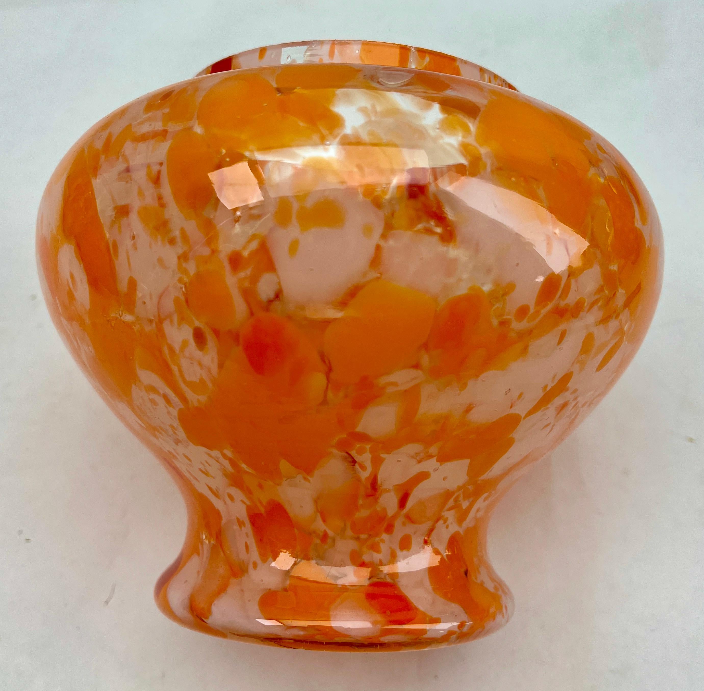 Pique Fleurs  Vase, in mehrfarbigem Dekor mit Grille, Ende der 1930er Jahre (Glaskunst) im Angebot