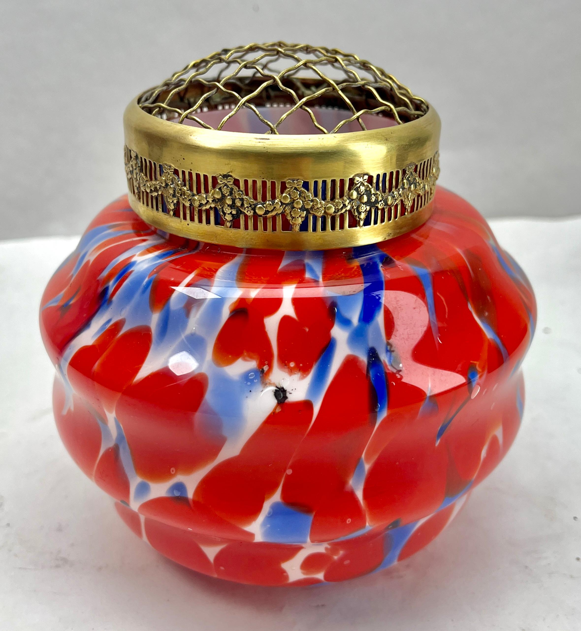 Pique Fleurs  Vase, in mehrfarbigem Dekor mit Grille, Ende der 1930er Jahre (Glaskunst) im Angebot