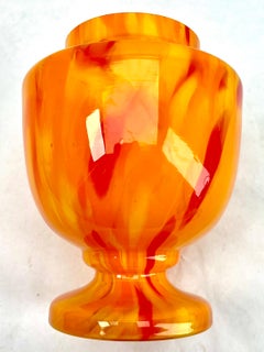 Pique Fleurs  Vase, in mehrfarbigem orangefarbigem Dekor mit Grille, Ende der 1930er Jahre