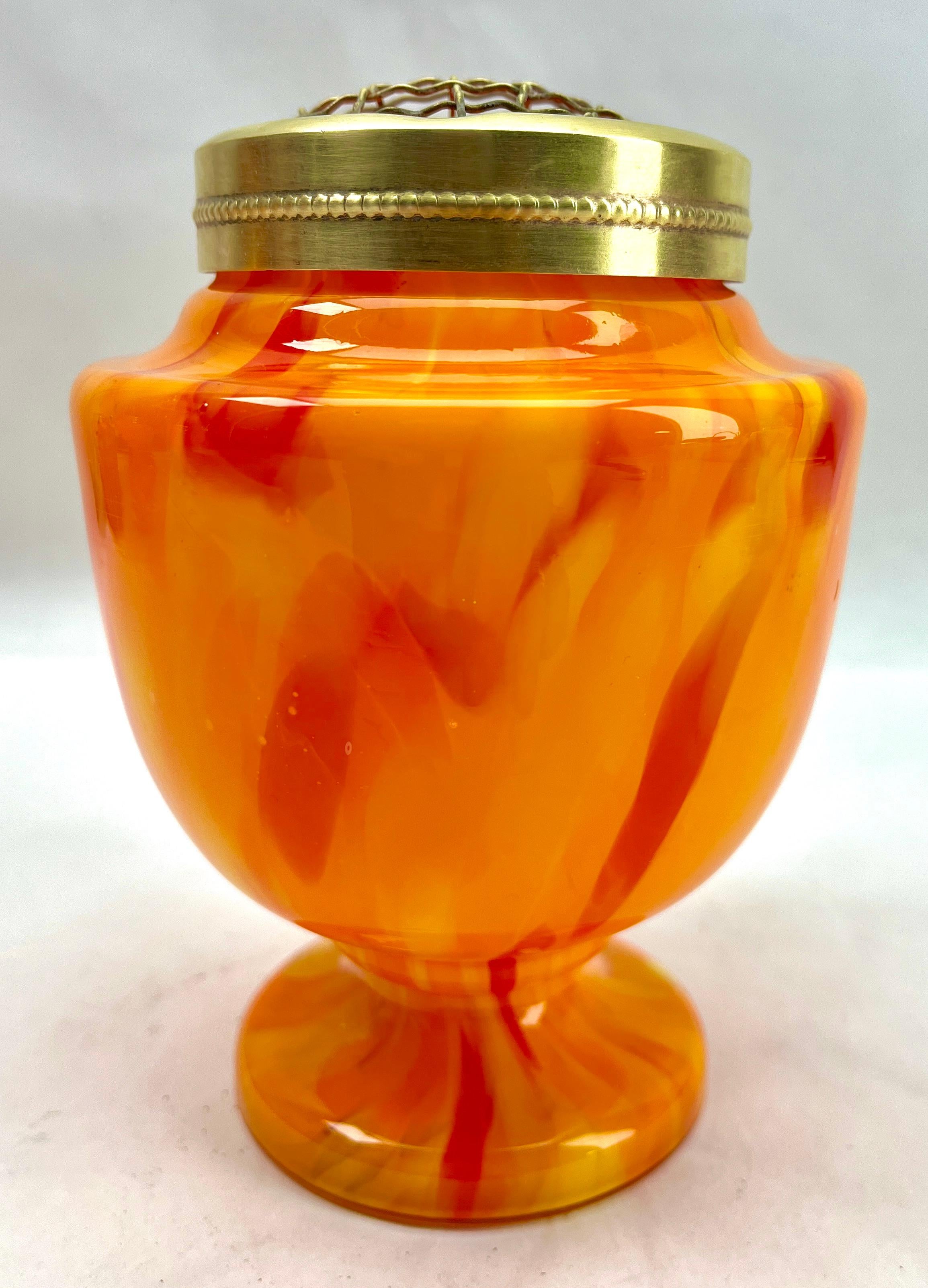 Pique Fleurs  Vase, in mehrfarbigem orangefarbigem Dekor mit Grille, Ende der 1930er Jahre (Belgisch) im Angebot