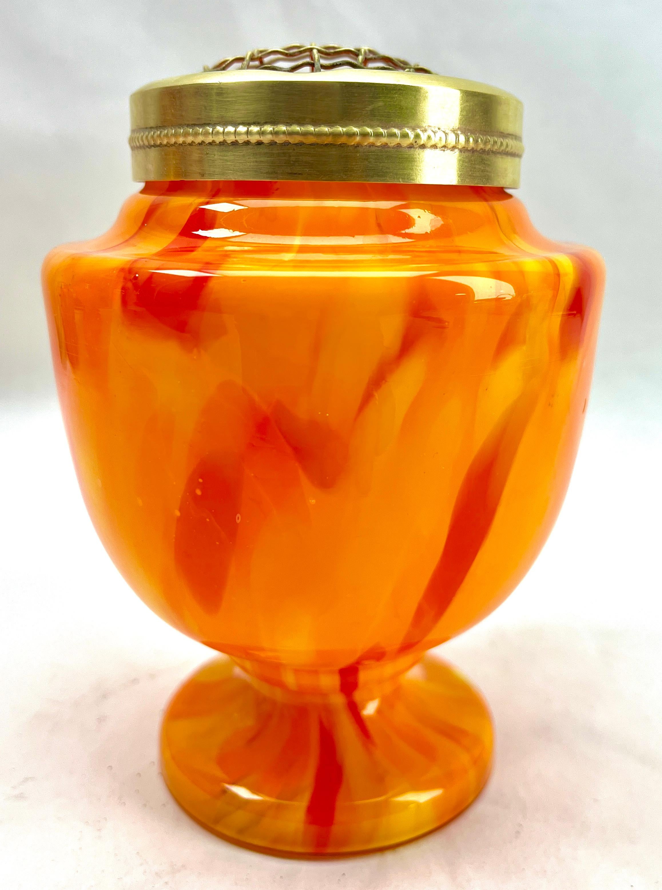 Pique Fleurs  Vase, in mehrfarbigem orangefarbigem Dekor mit Grille, Ende der 1930er Jahre (20. Jahrhundert) im Angebot