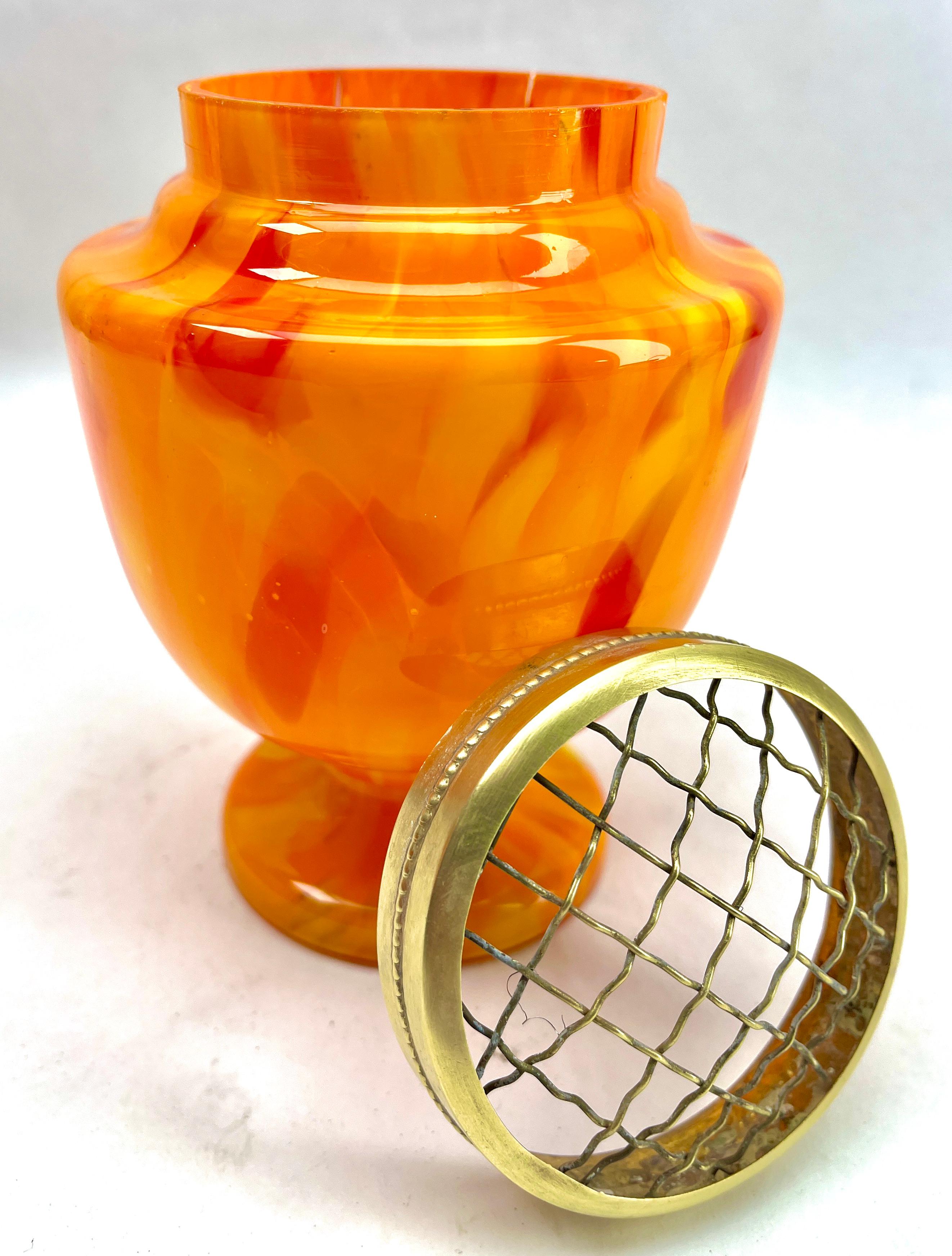 Pique Fleurs  Vase, in mehrfarbigem orangefarbigem Dekor mit Grille, Ende der 1930er Jahre (Glaskunst) im Angebot