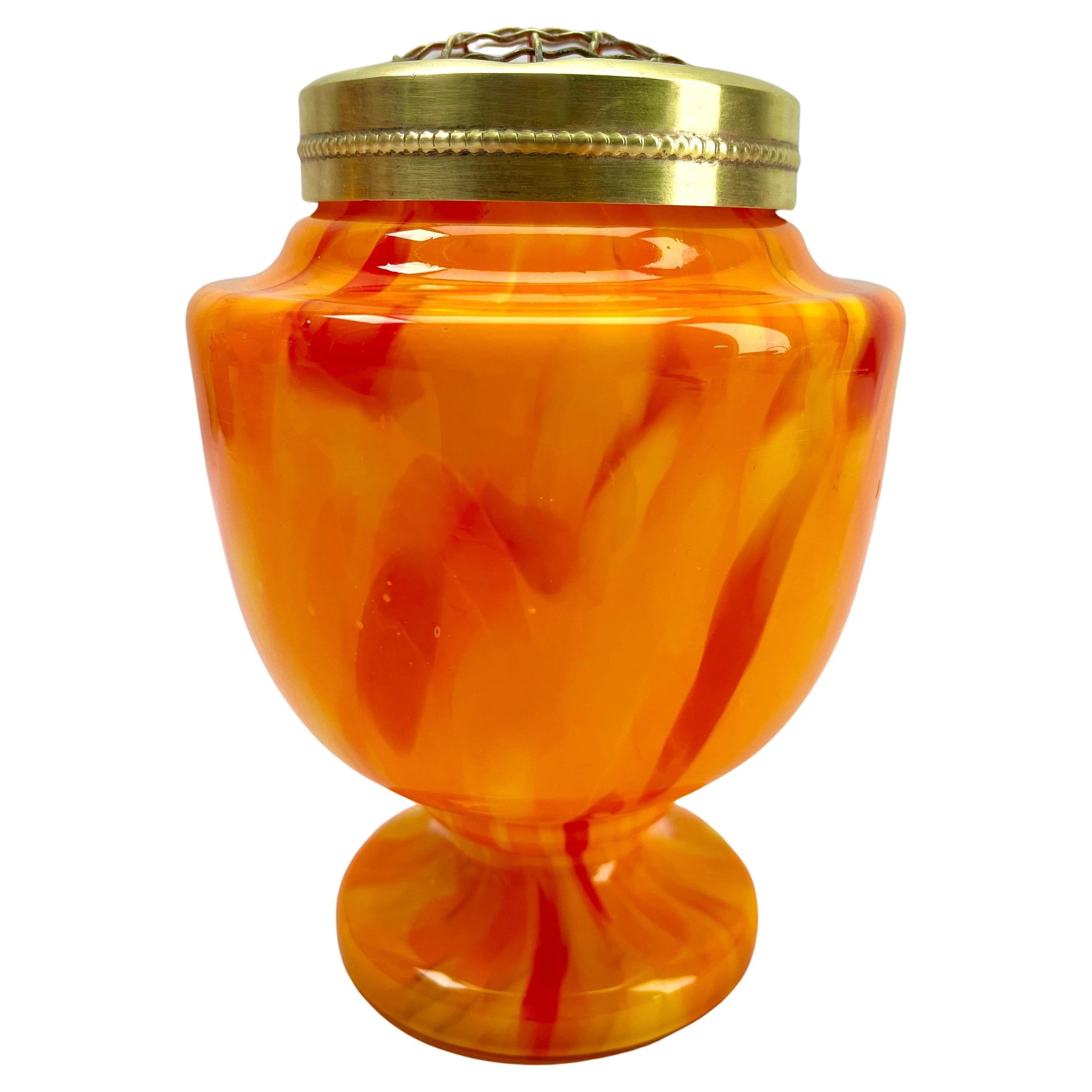 Pique Fleurs  Vase, in mehrfarbigem orangefarbigem Dekor mit Grille, Ende der 1930er Jahre im Angebot